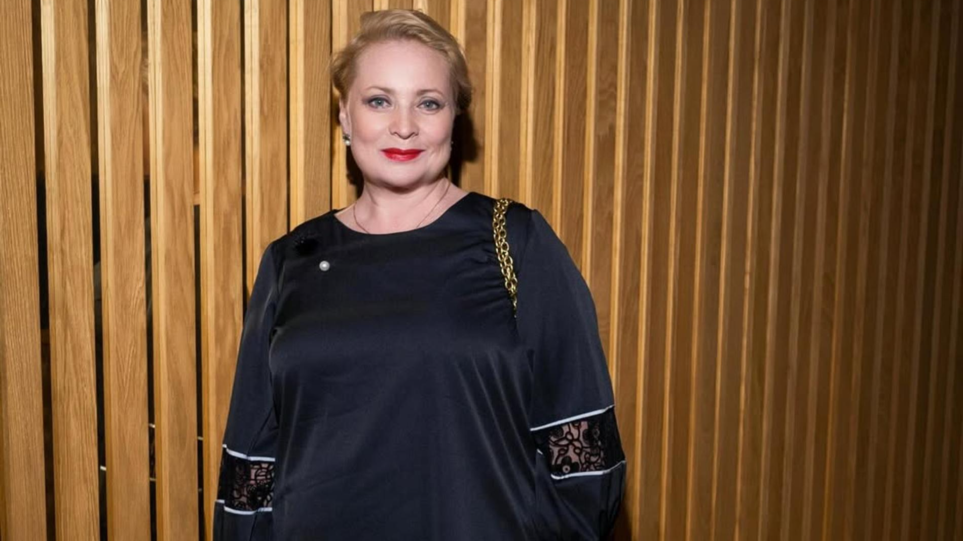 Мас әйел порно видеоны желіге сиғызуға тырысады