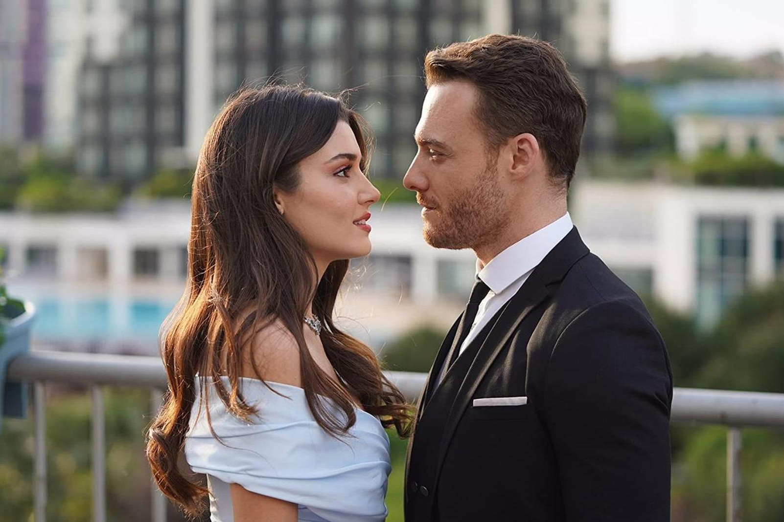 Хандэ Эрчел и Керем Бюрсин в сериале «Постучись в мою дверь». Кадр из сериала