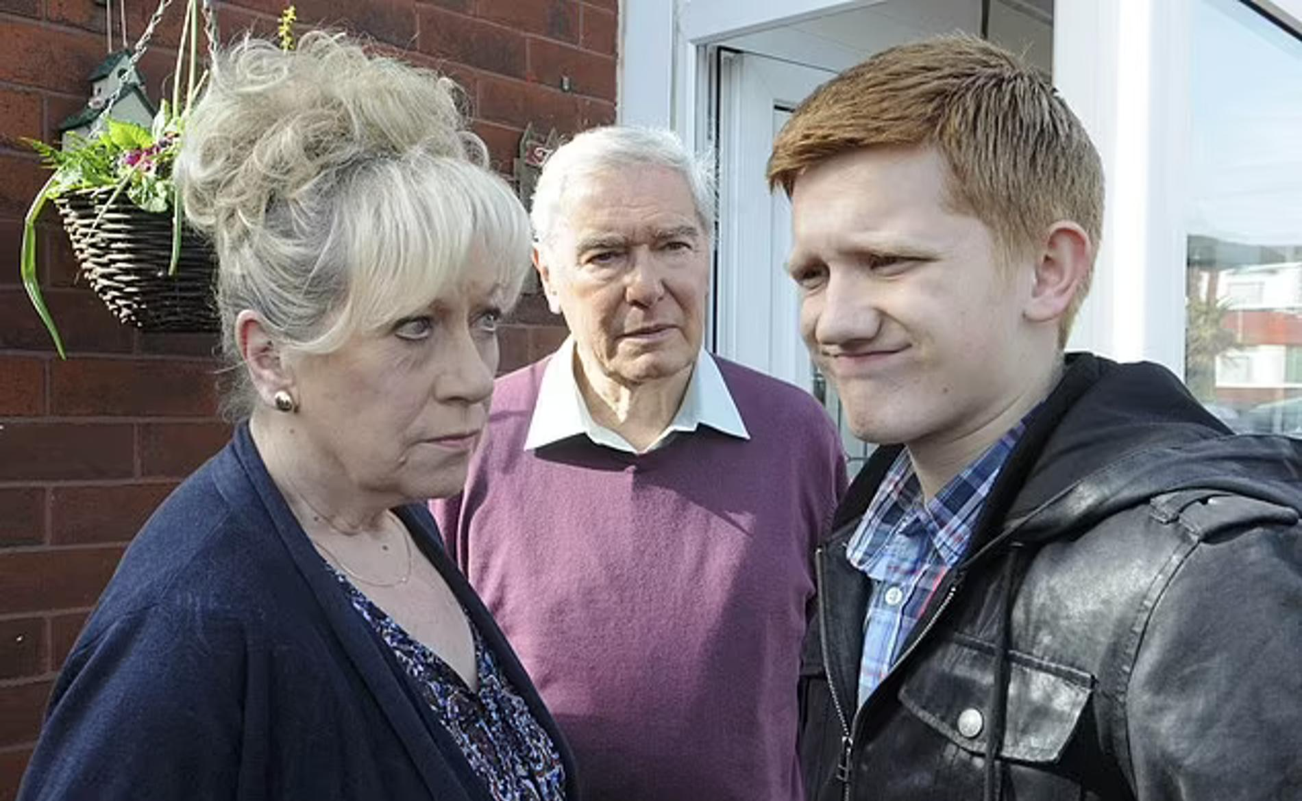 Майкл МакСтэй (посередине). Кадр из сериала «Улицы Коронации»: Daily Mail