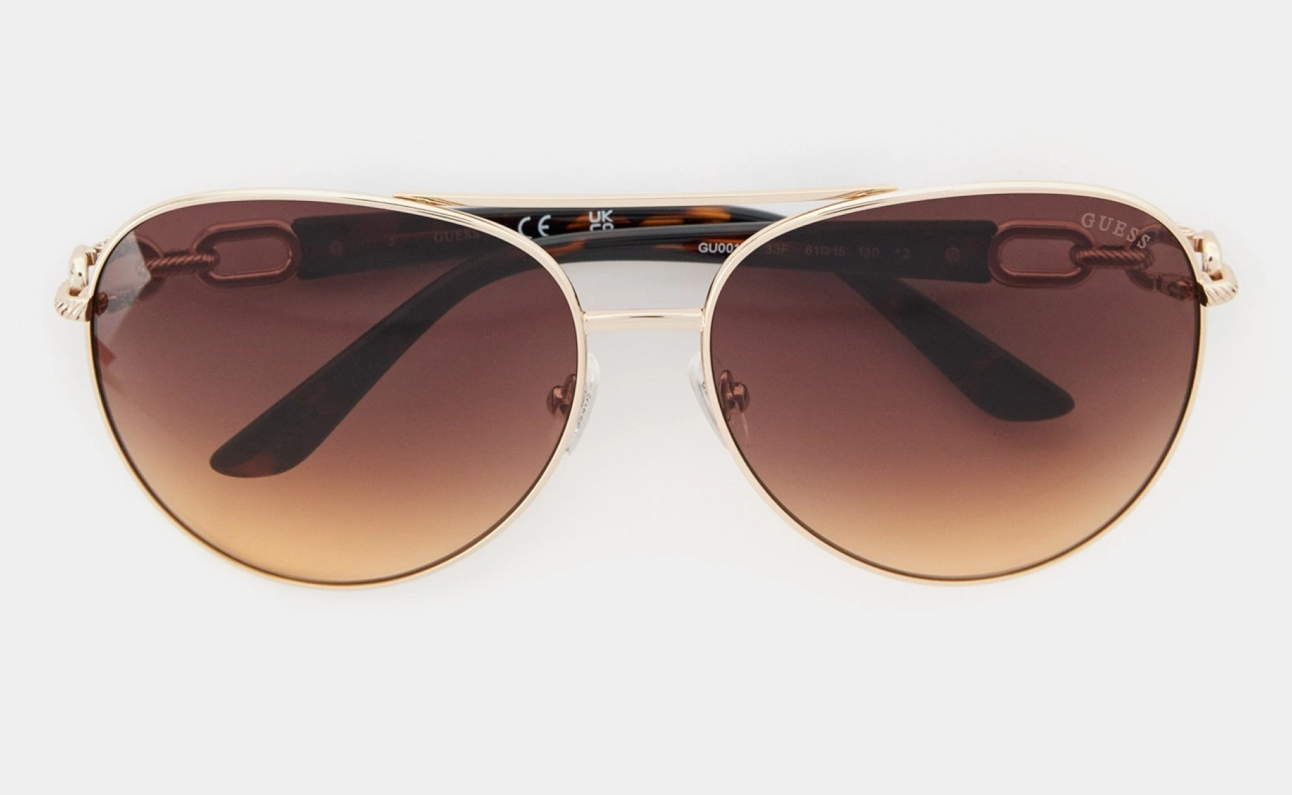 Модные оправы солнцезащитных очков 2025. Фото: Guess