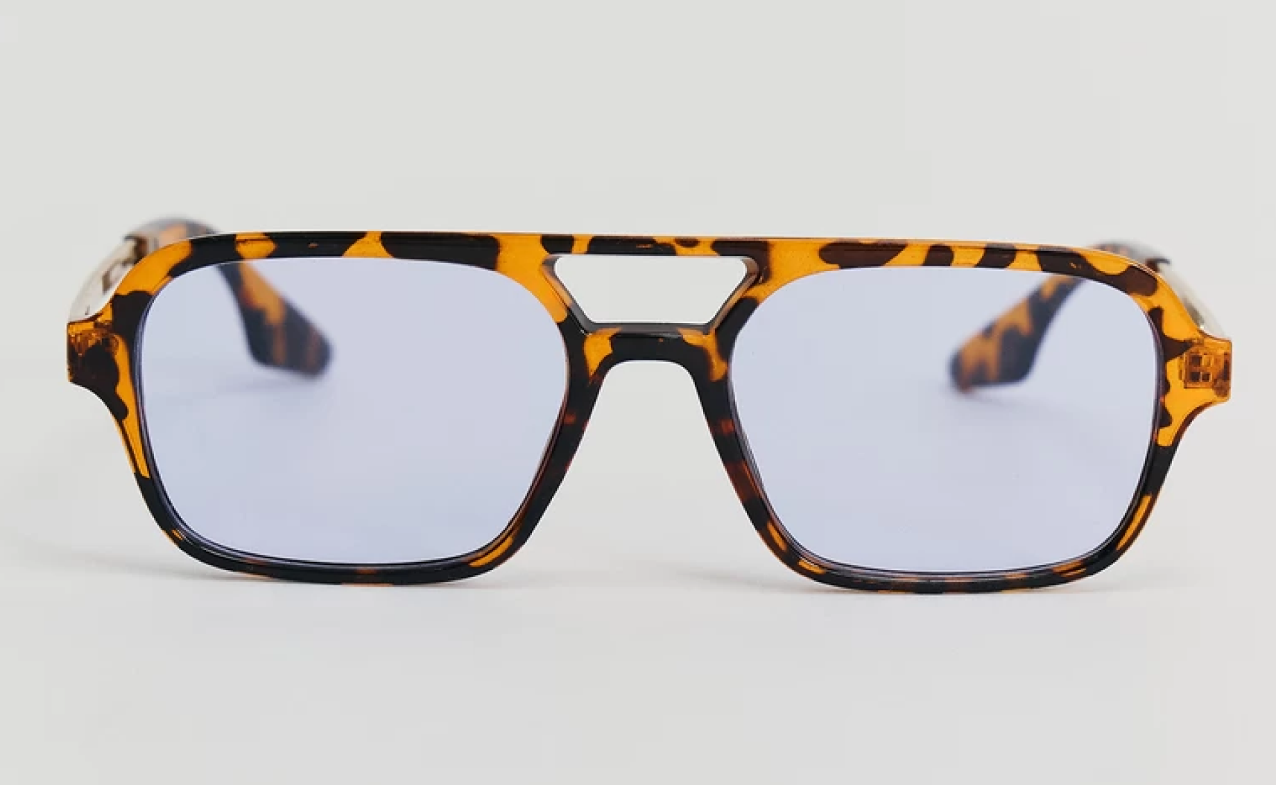 Модные оправы солнцезащитных очков 2025. Фото: Zarina