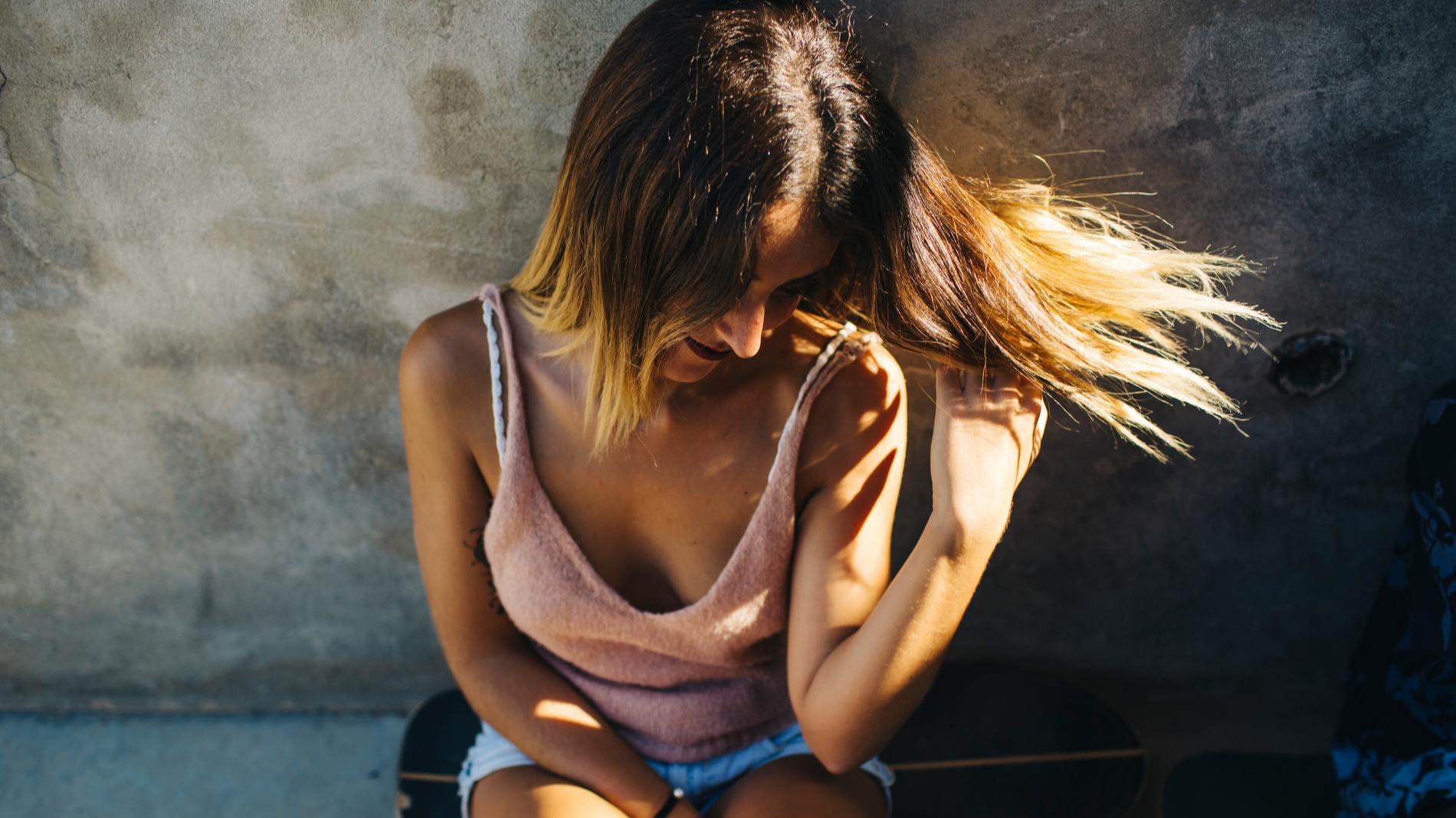 Fairy Tail порно видео Жігітті байлап алып, пойызда еріксіз сорғызды.