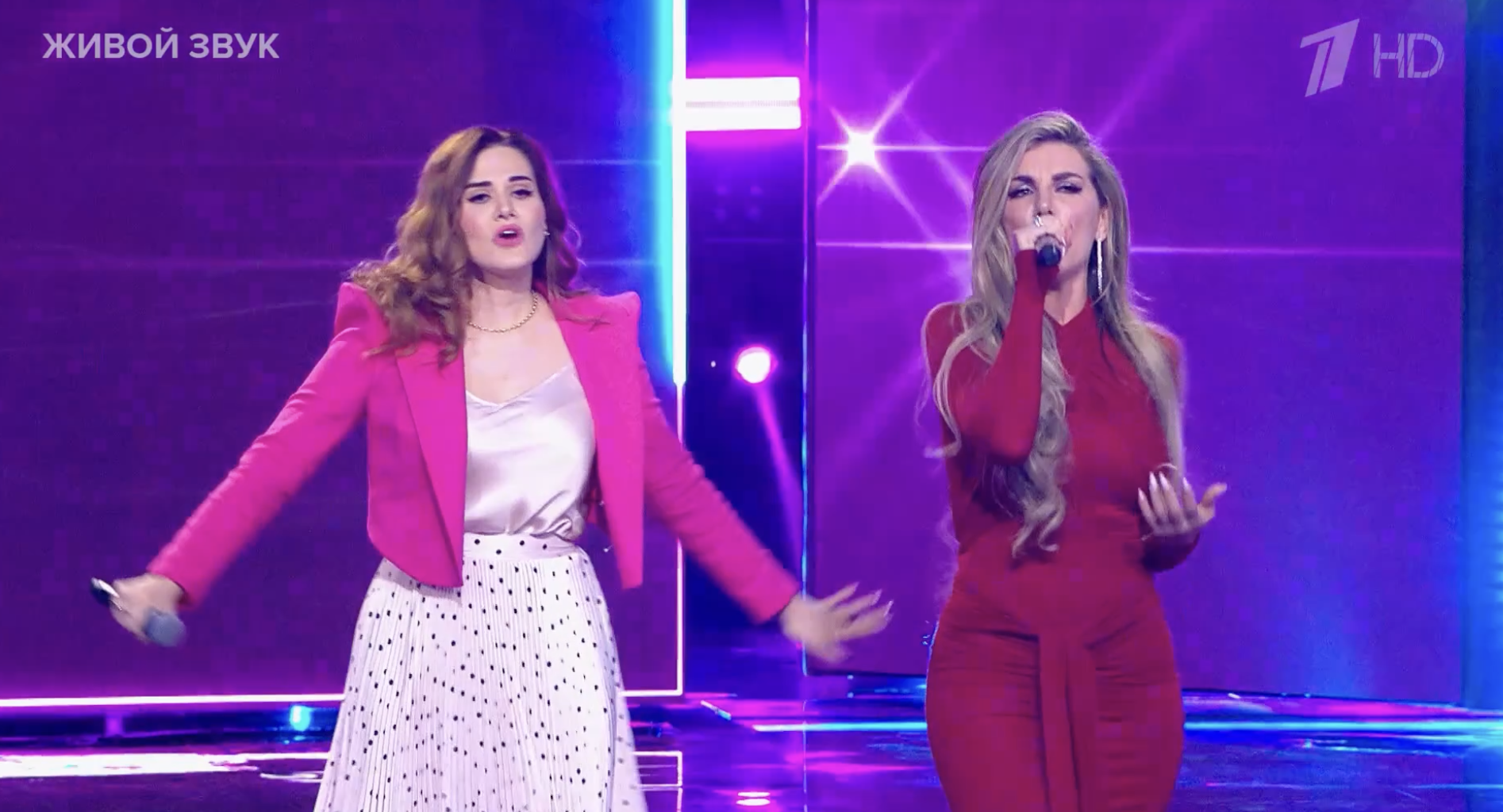 Слева направо: Паулина Жукова и Анна Седокова. Кадр из шоу «Перепой звезду»