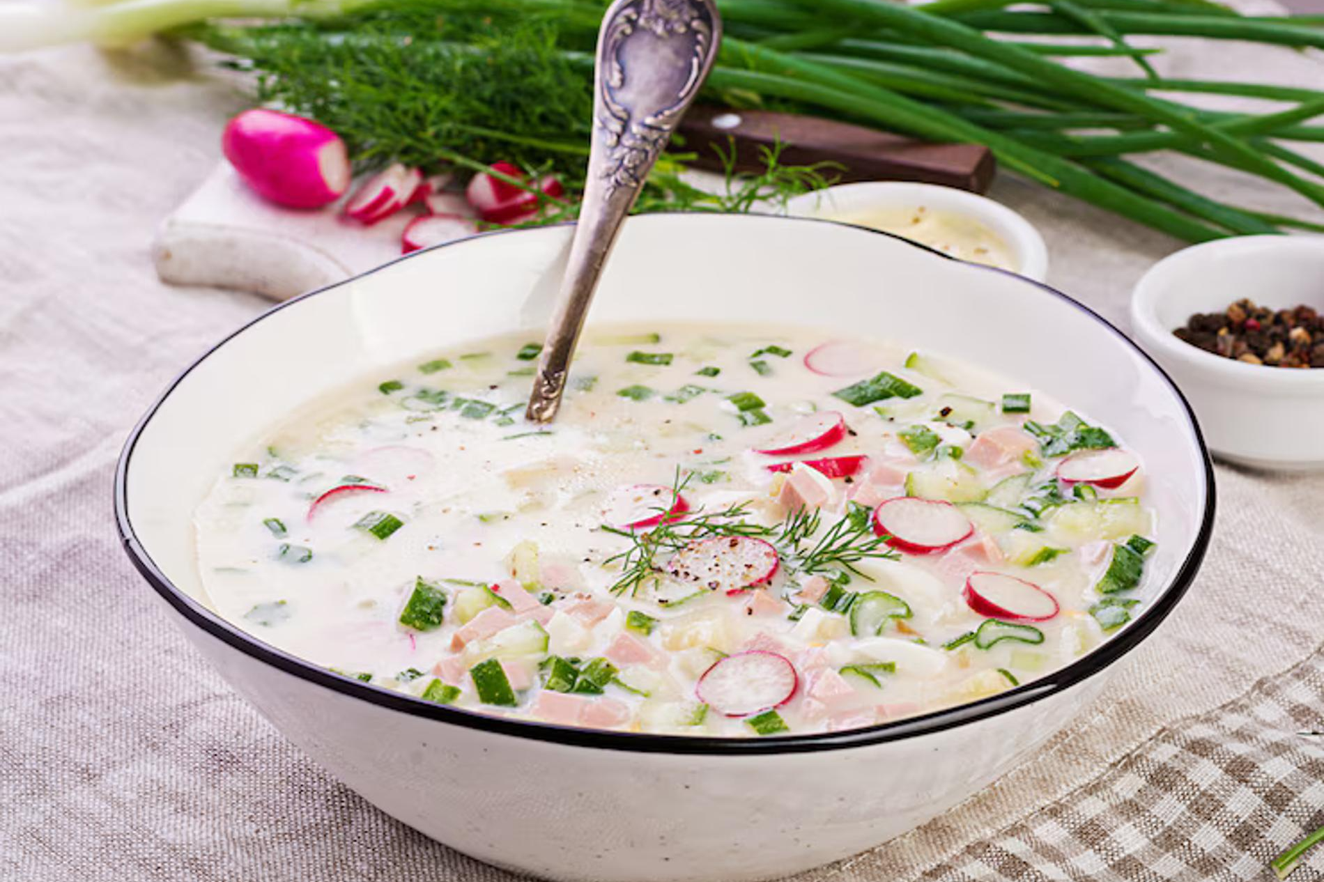 Окрошка. Рецепты холодных супов. Фото: freepik.com