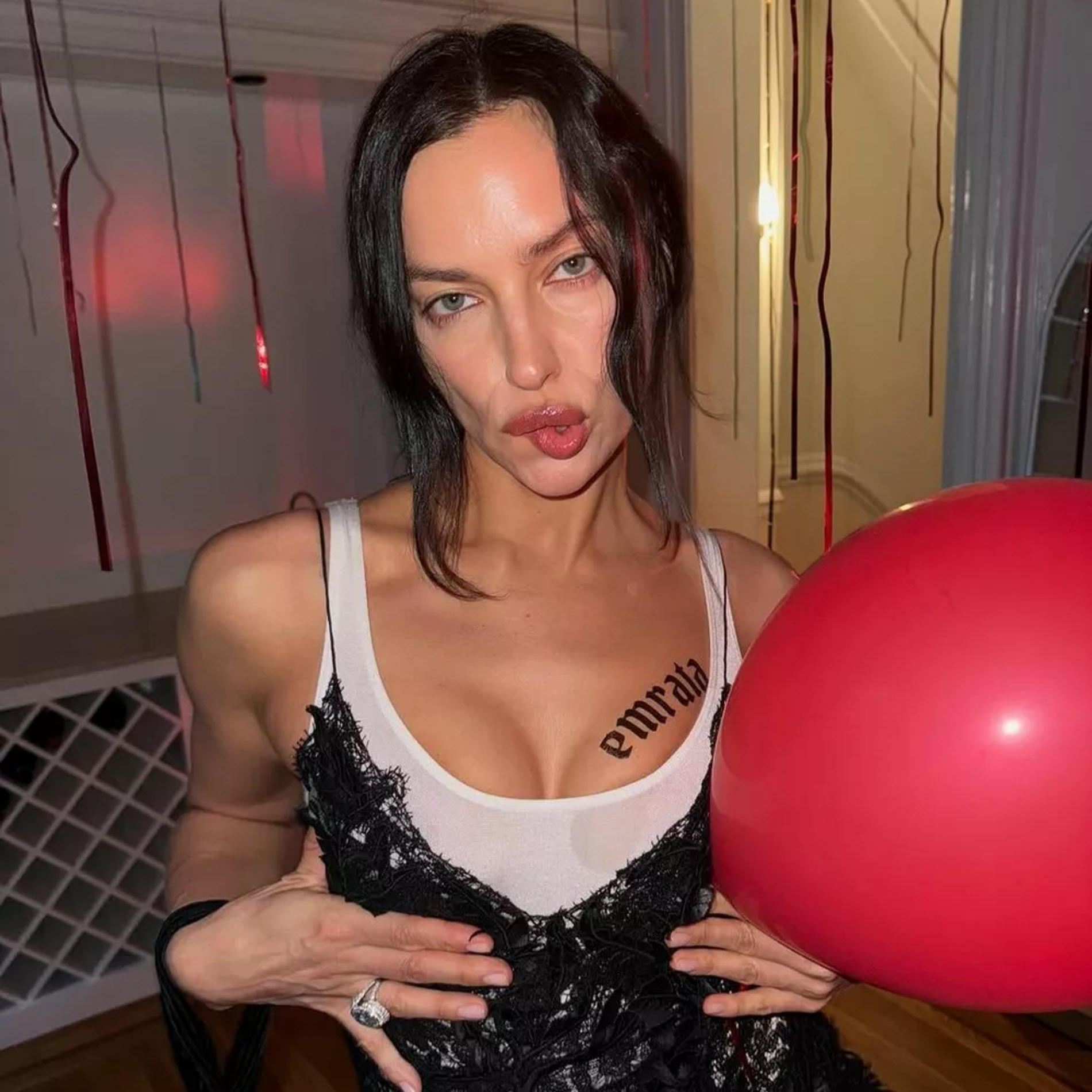 Ирина Шейк на дне рождения Эмили Ратажковски. Фото: соцсети