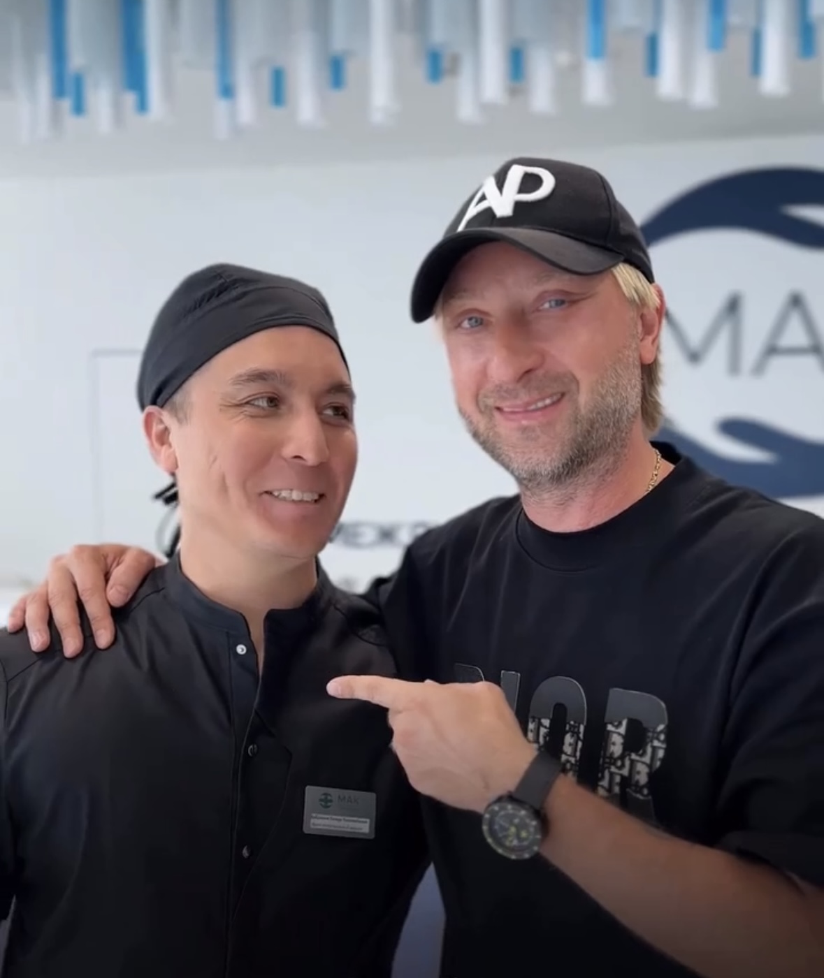 Тимур Хайдаров и Евгений Плющенко после операции. Фото: кадр из видео в телеграм-канале @evgeniplushenkoofficial