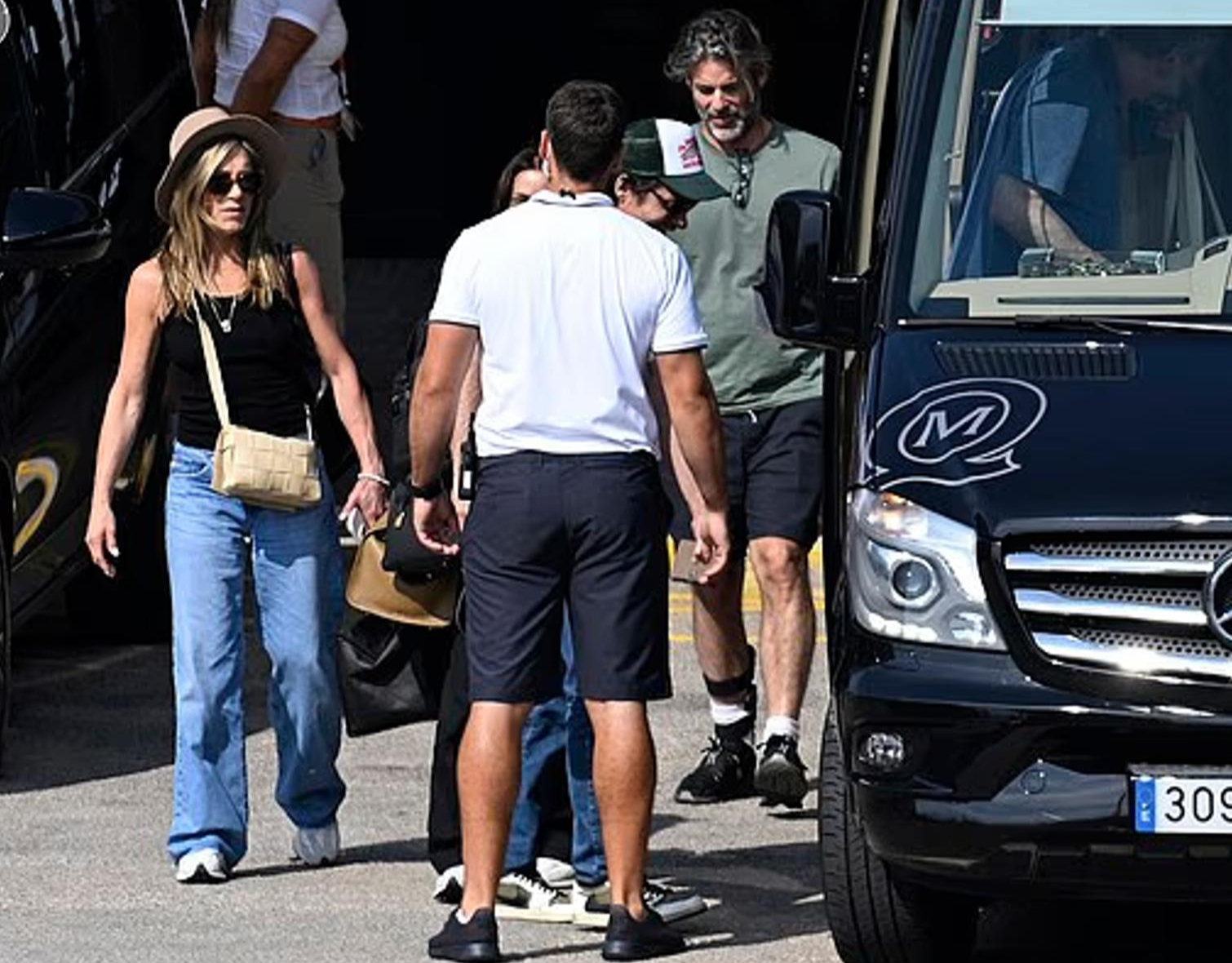 Дженнифер Энистон и Джим Кёртис (позади). Фото: Daily Mail