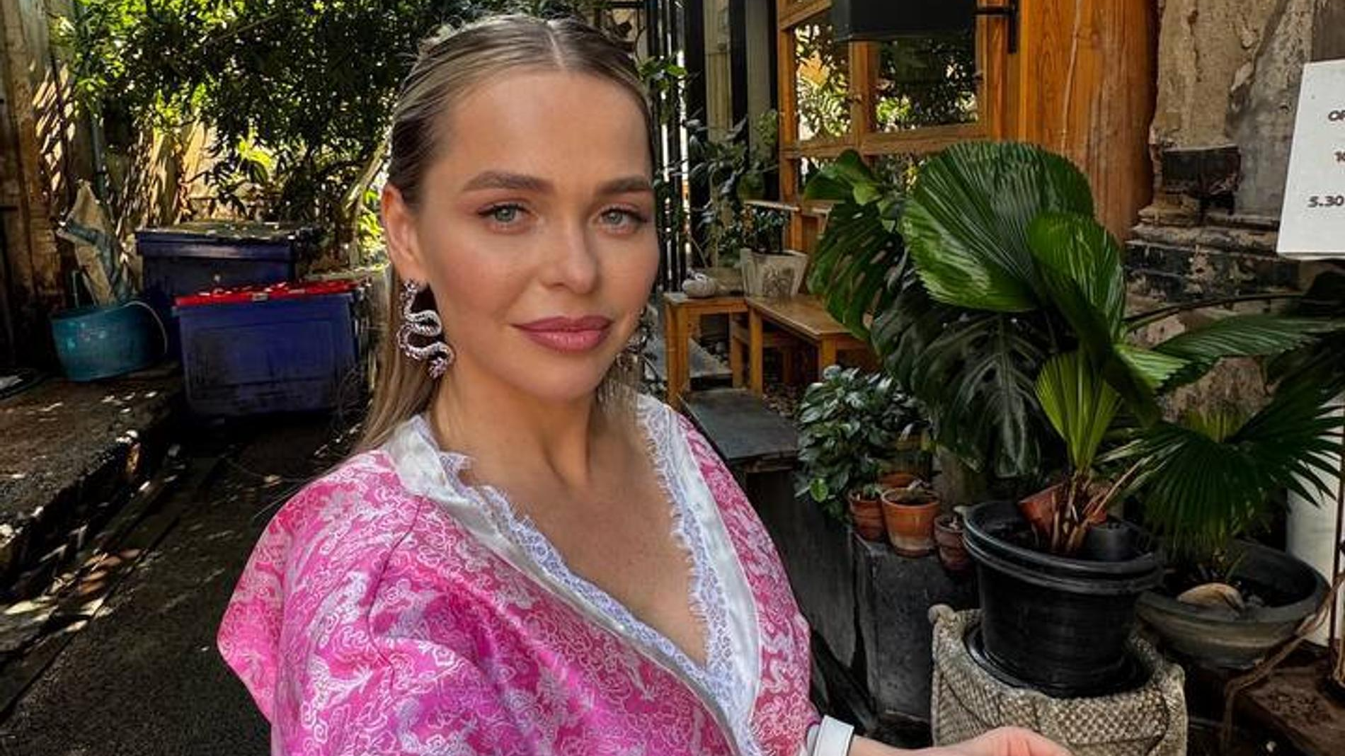 Қыз жылағанша есектің ішіне кіріп кетеді