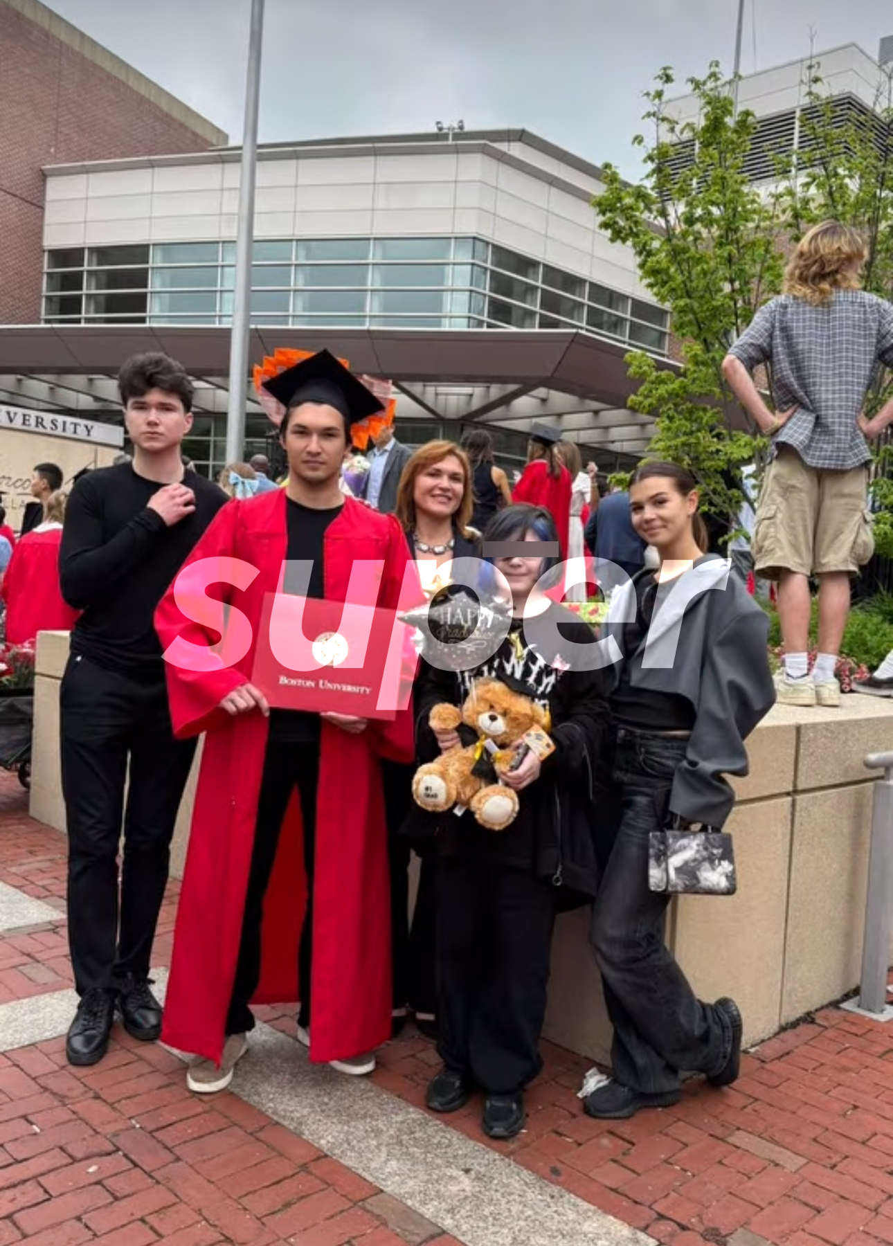 Алина Белькевич на выпускном своего парня с его мамой, сестрой и братом. Фото: Инстаграм (запрещён в РФ) 