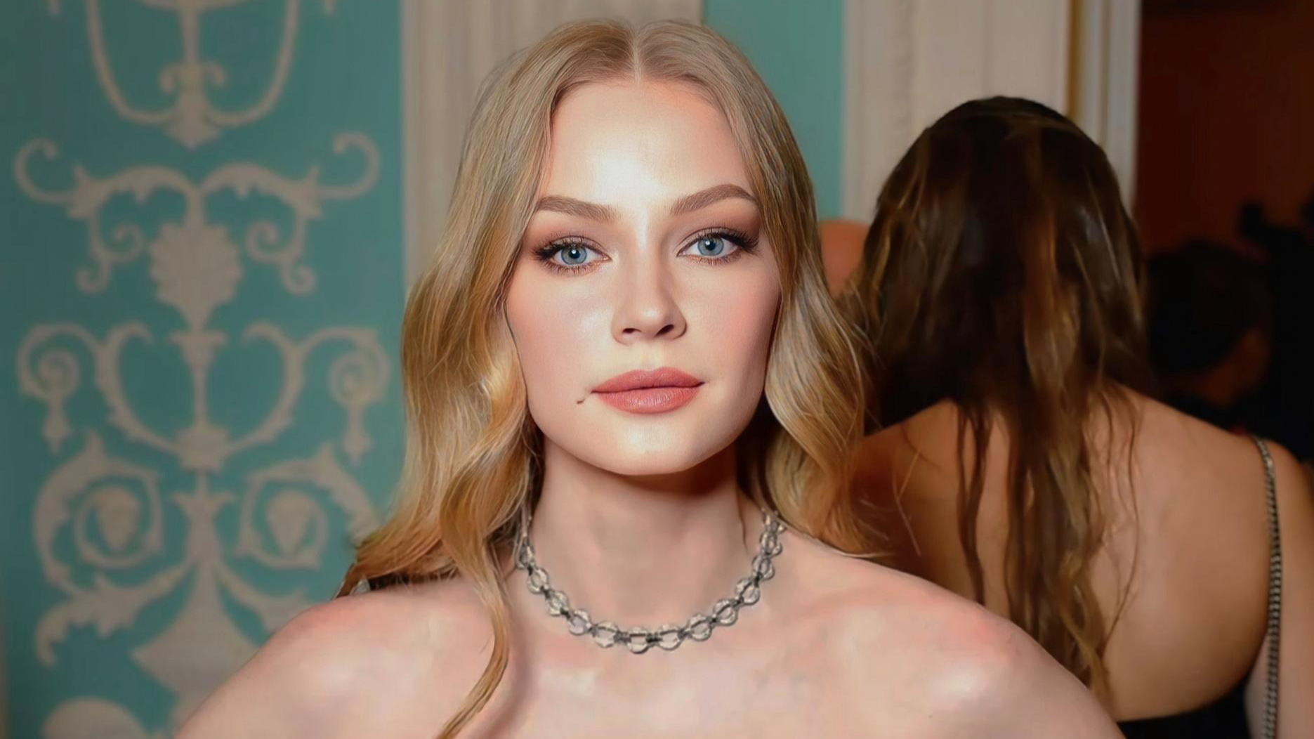 Әйелдің дене мүшелерін жалап жатқан ер адамның суреті.