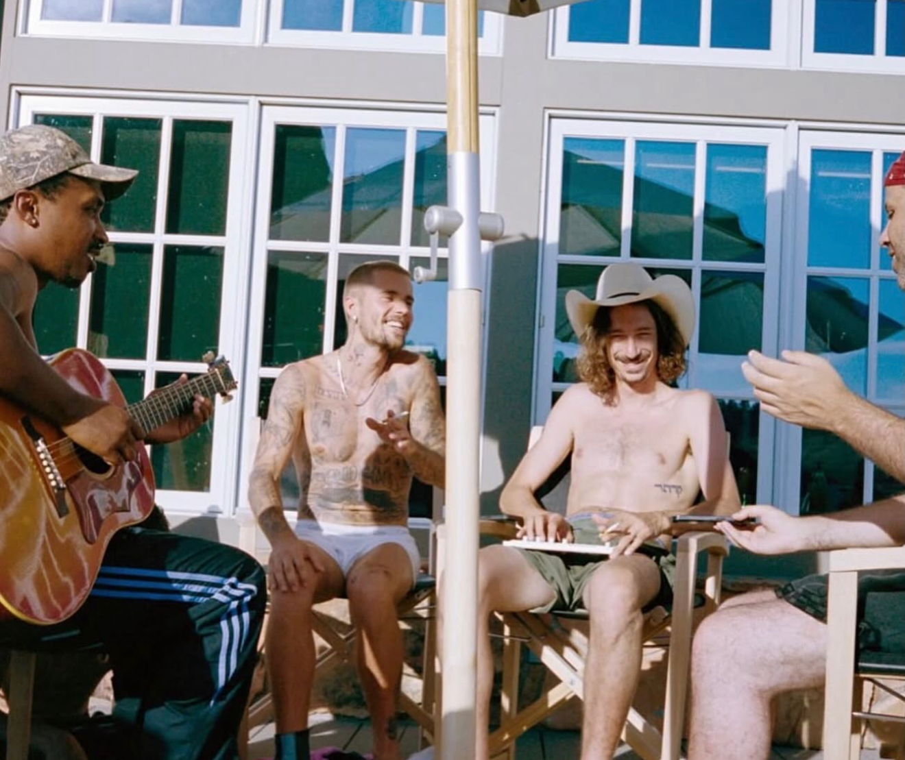 Джастин Бибер в компании друзей. Фото: Instagram (Запрещён в РФ) @lilbieber