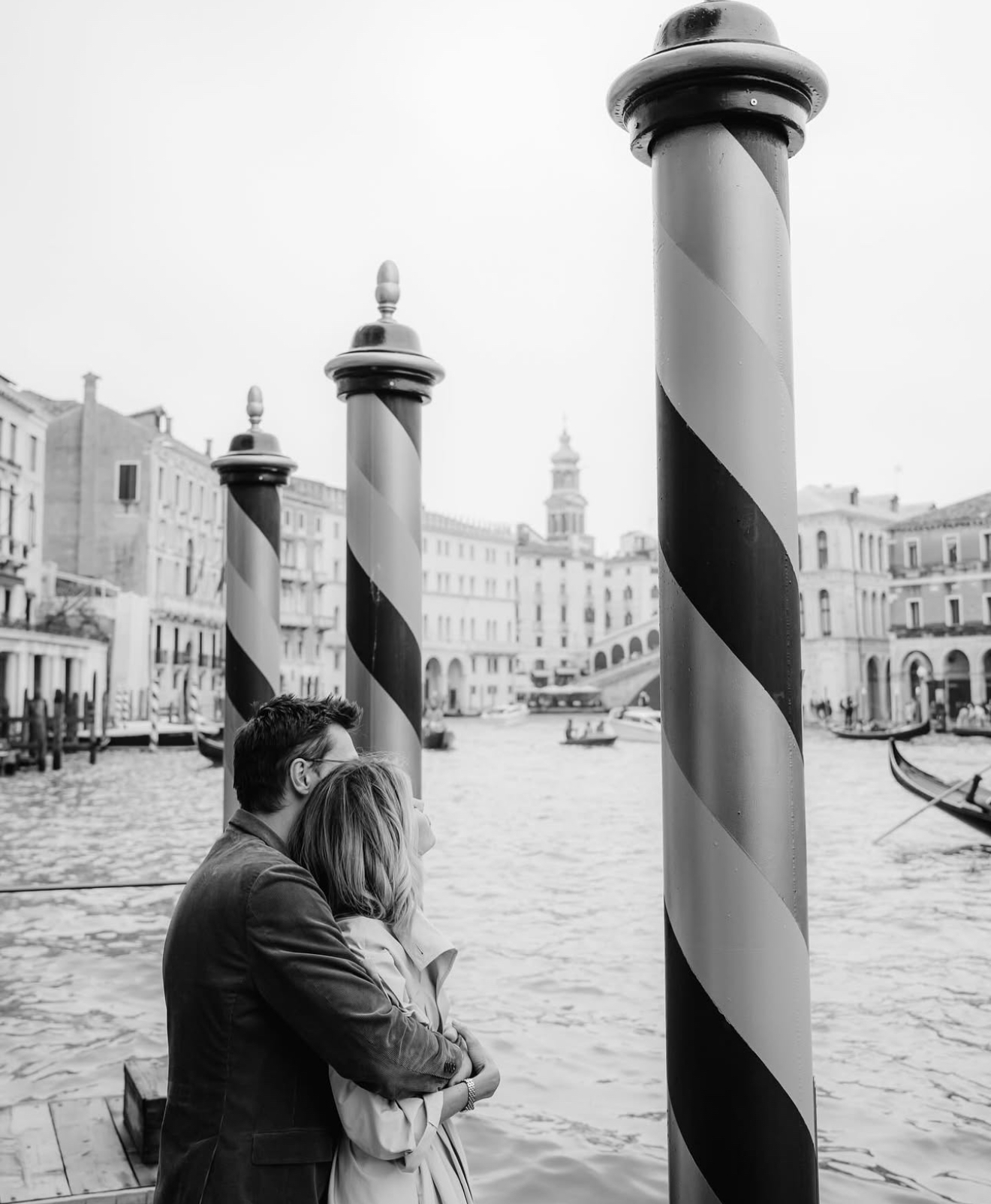 Дима Билан в объятиях незнакомки. Фото: Instagram (Запрещён в РФ) @bilanofficial