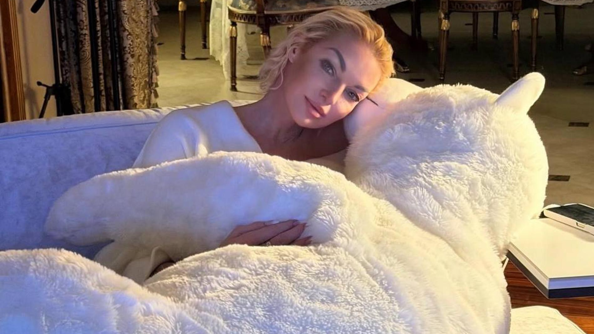 Ақ-қара түсті эротикалық іш киім