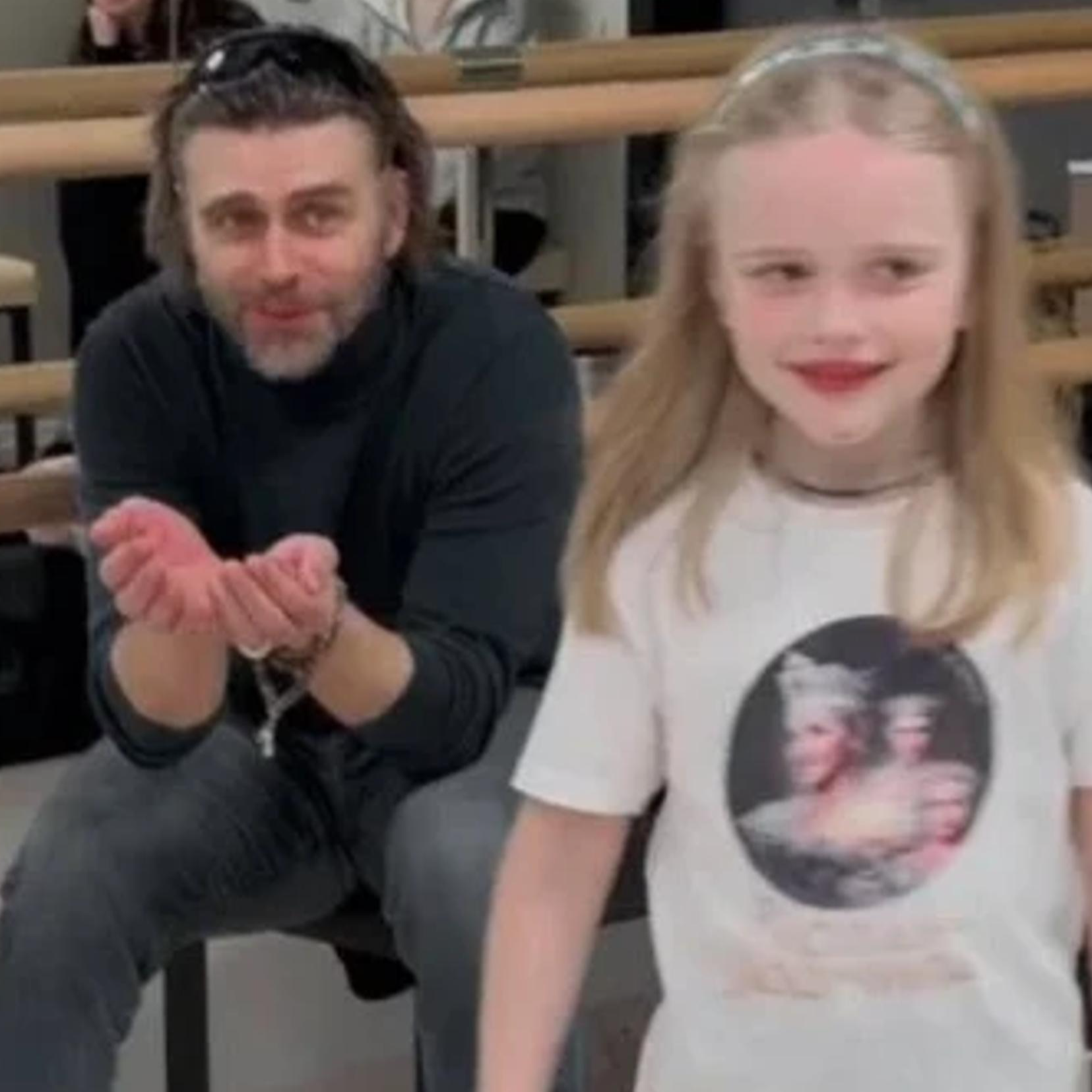 Пётр Чернышёв с дочерью Милой. Скриншот: соцсети