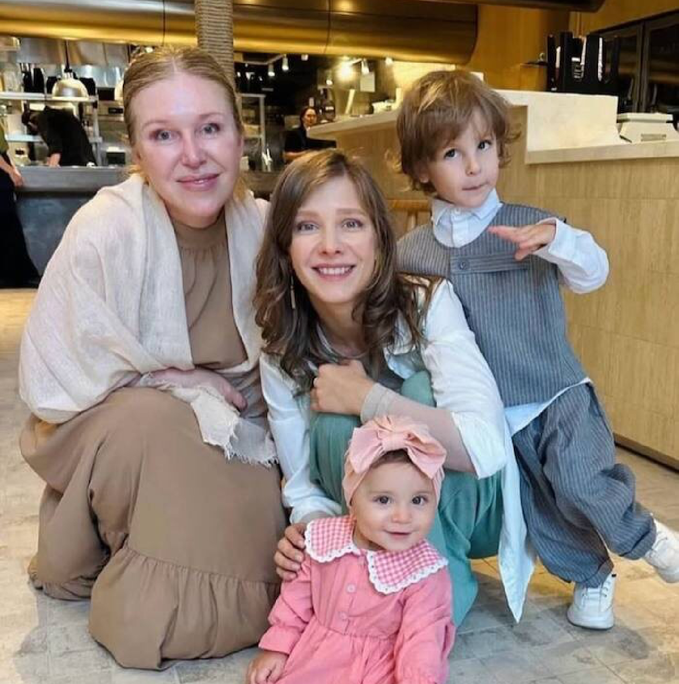 Лиза Арзамасова с мамой и детьми. Фото: Инстаграм (запрещён в РФ) @liza_arzamasova