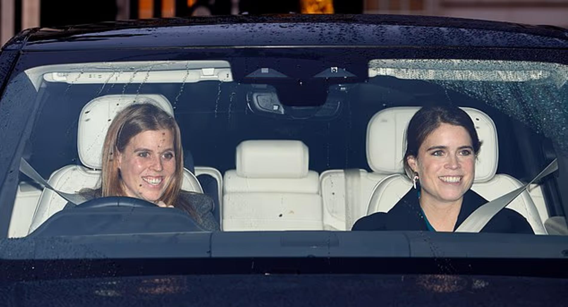 Принцессы Евгения и Беатрис прибывают на рождественский обед во дворец. Фото: Daily Mail