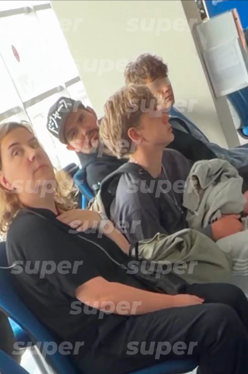 Noize MC* с женой и сыновьями в аэропорту Шри-Ланки. Фото: Super