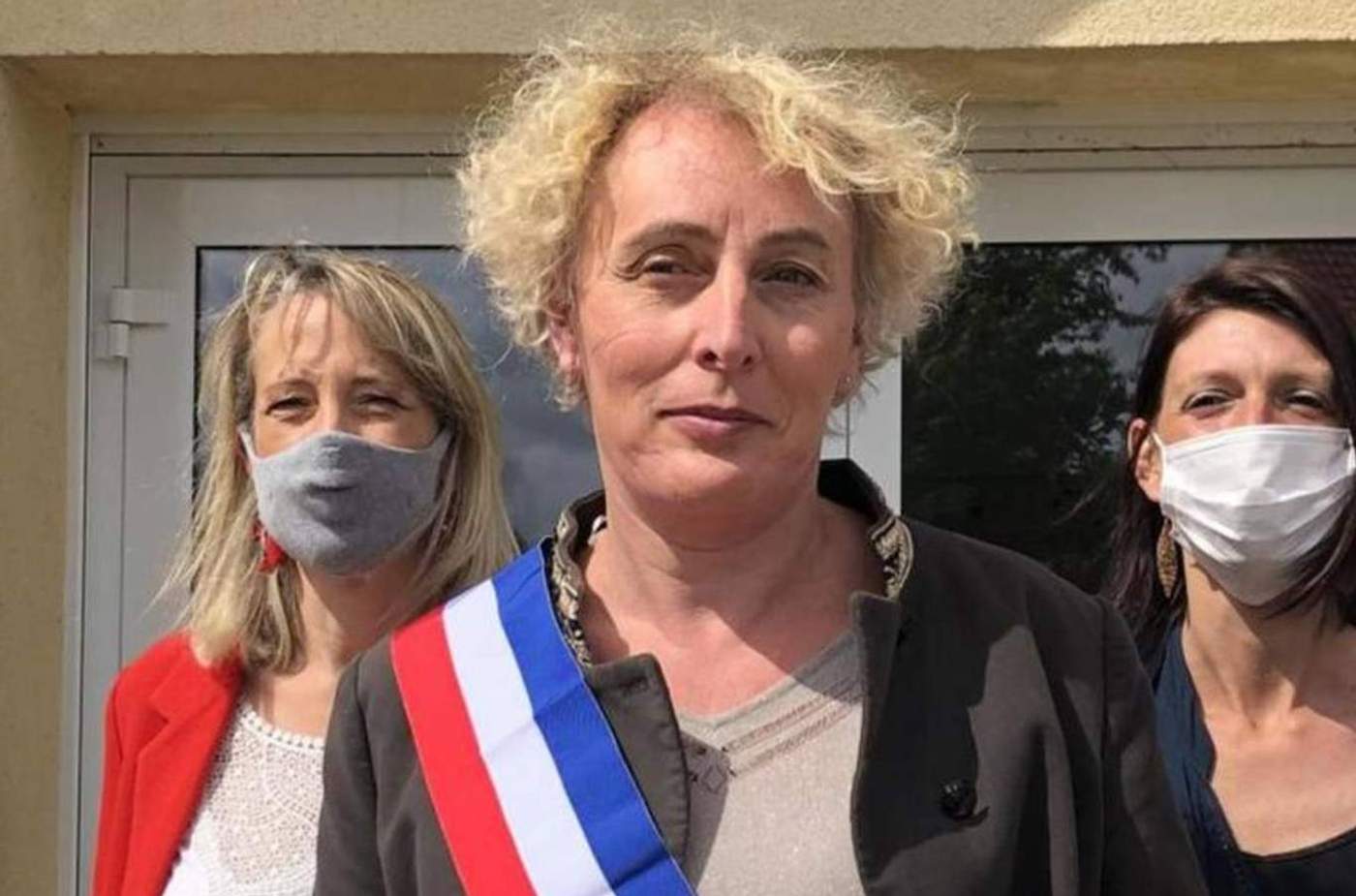 Marie woman. Премьер-министр Франции трансгендер. Мэр Коммуны во Франции. Трансгендеры во Франции. Министр трансгендер Бельгия.