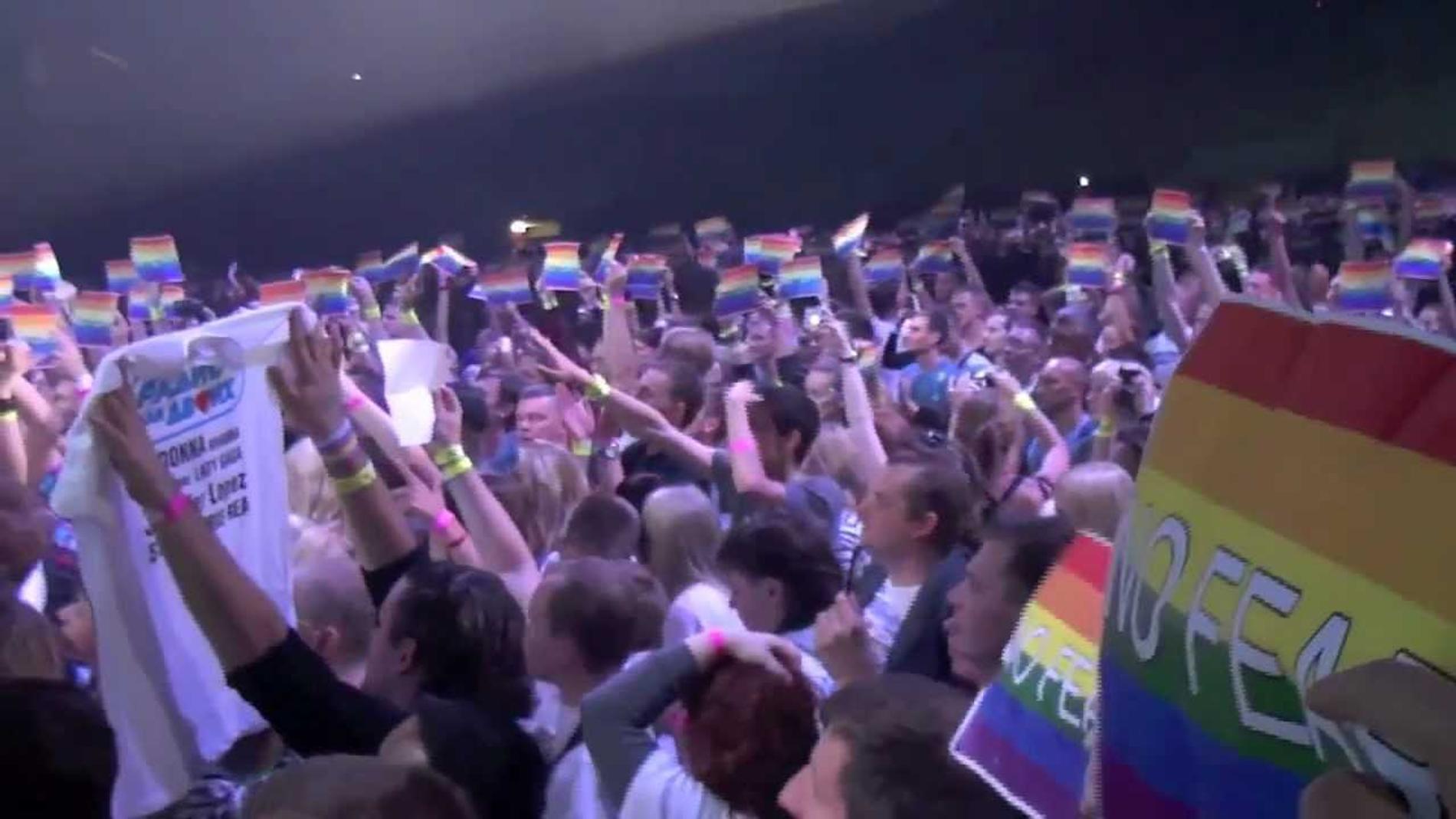 Кадр с лайв-записи выступления Мадонны в 2012 году