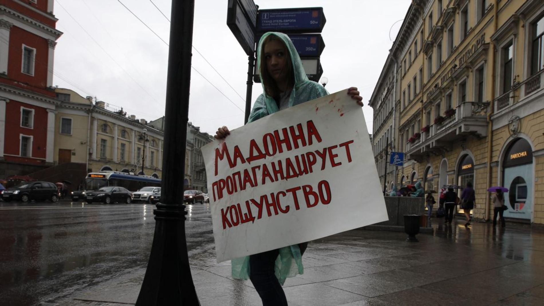 Протесты против Мадонны. Фото: «Голос Америки»