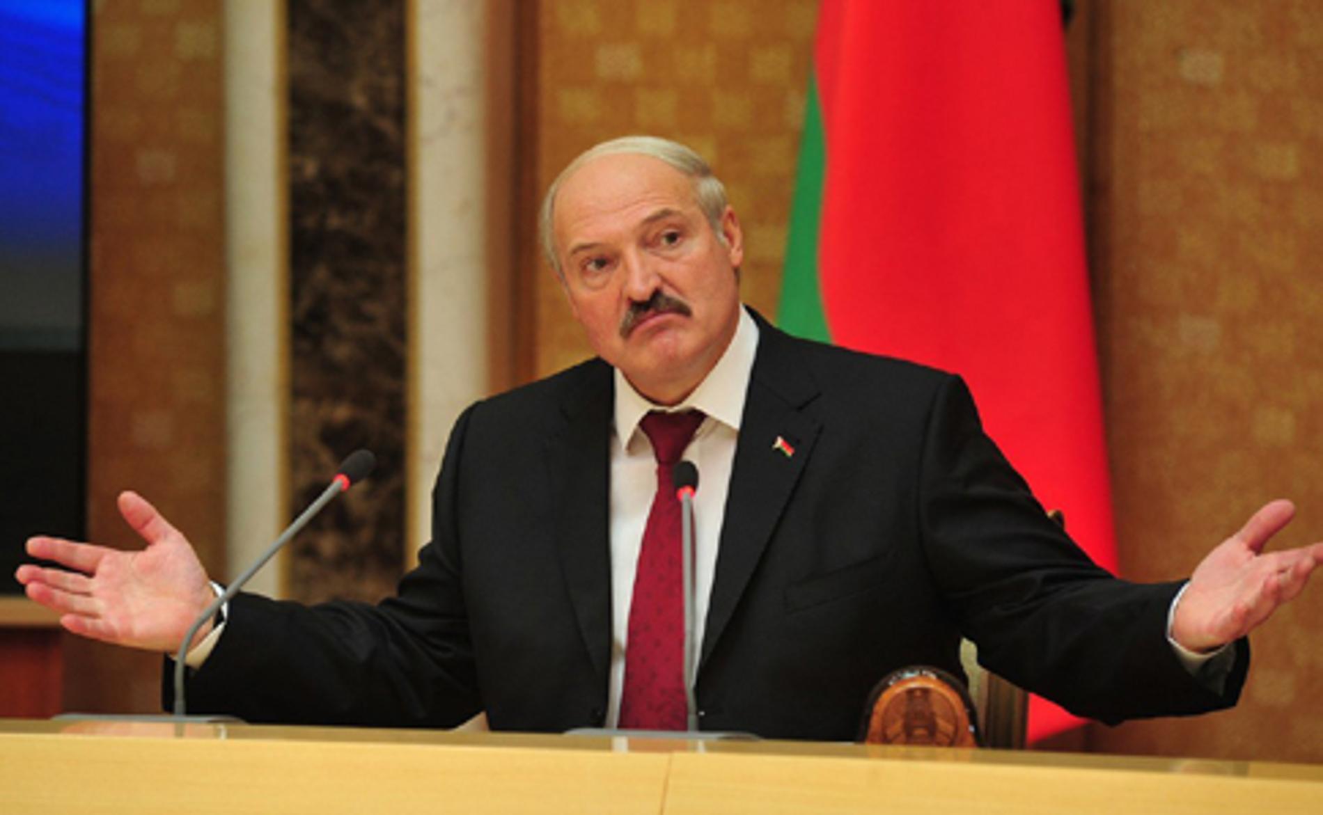 Сколько лукашенко у власти президентом белоруссии. Лукашенко руки. Лукашенко в 2002.