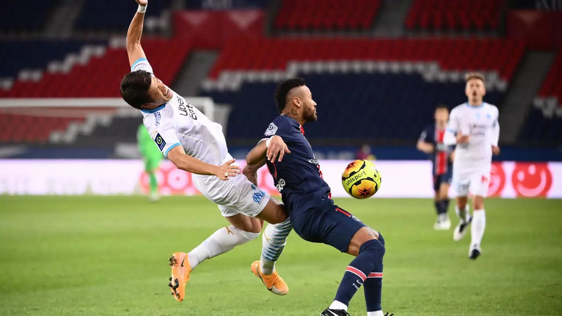 Столкновение Неймара и Сакаи. Фото: France 24