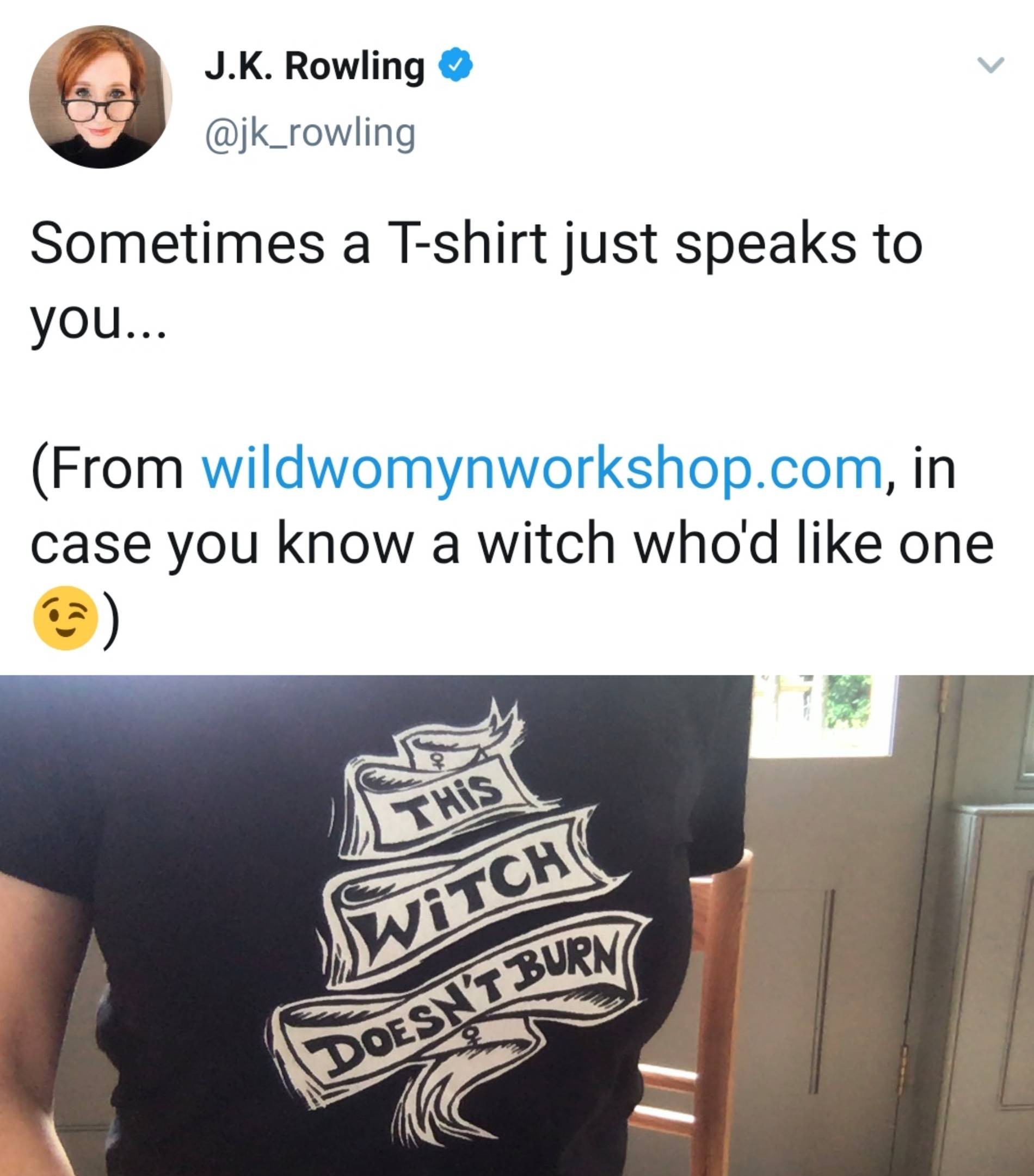 «Иногда футболка особенно привлекает (она из wildwomynworkshop.com, если у вас есть знакомая ведьма, которой такая понравится)».
Надпись на футболке: «Эта ведьма не горит»
Twitter: @jk_rowling