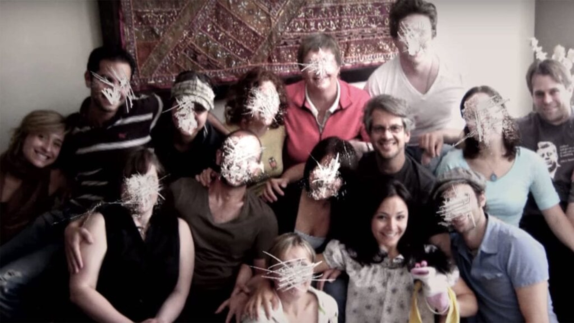 Дэни (снизу по центру) в окружении других членов секты. Фото из материалов дела