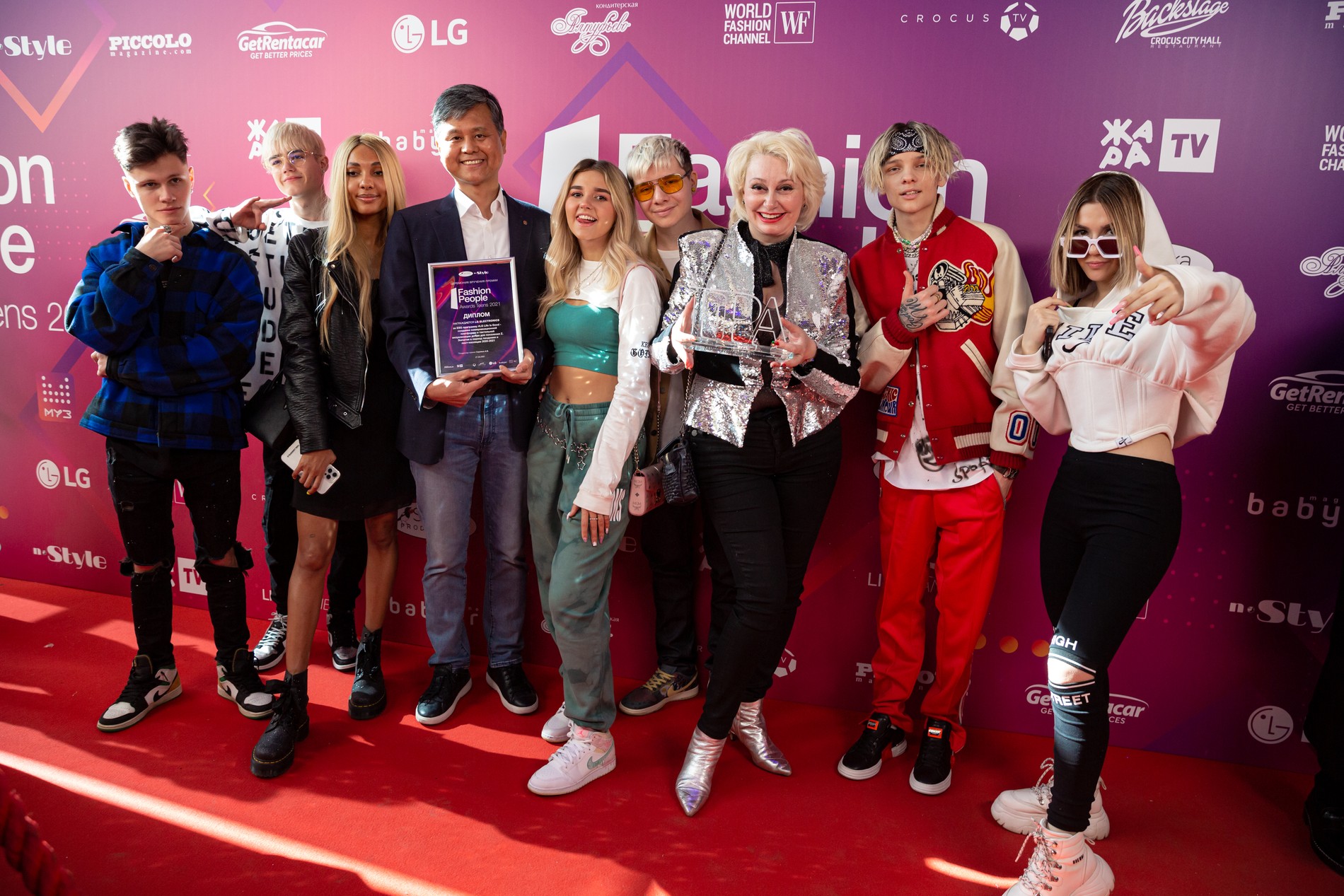 Амбассадоры компании LG: Кирилл Колесников, Егор Шип, Никита Мимимижка, Sleepy, Кирилл Феликс и Mary Senn и директор по связям с общественностью компании Татьяна Шахнес