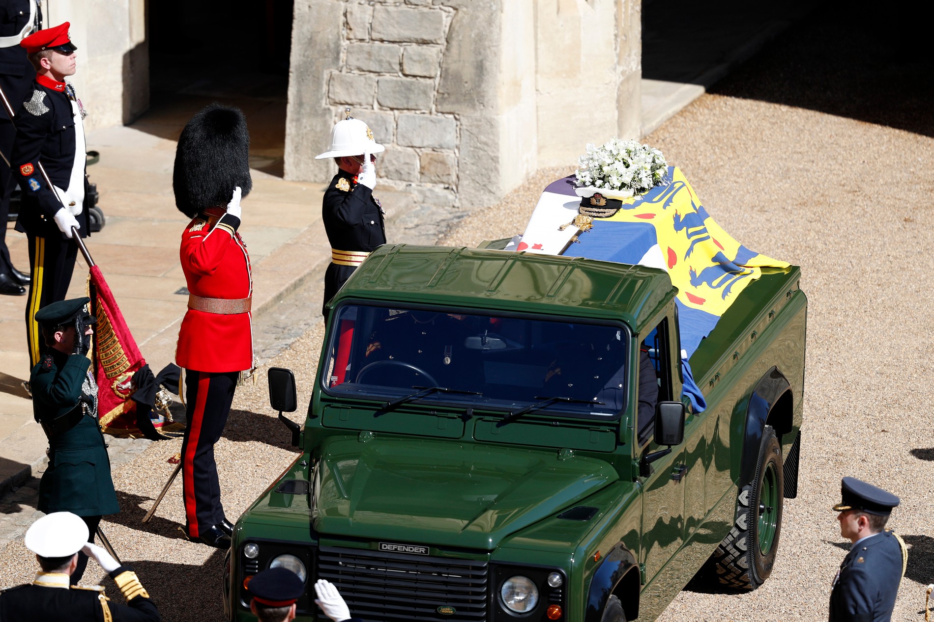 Катафалк с гробом и венком, фото: Getty