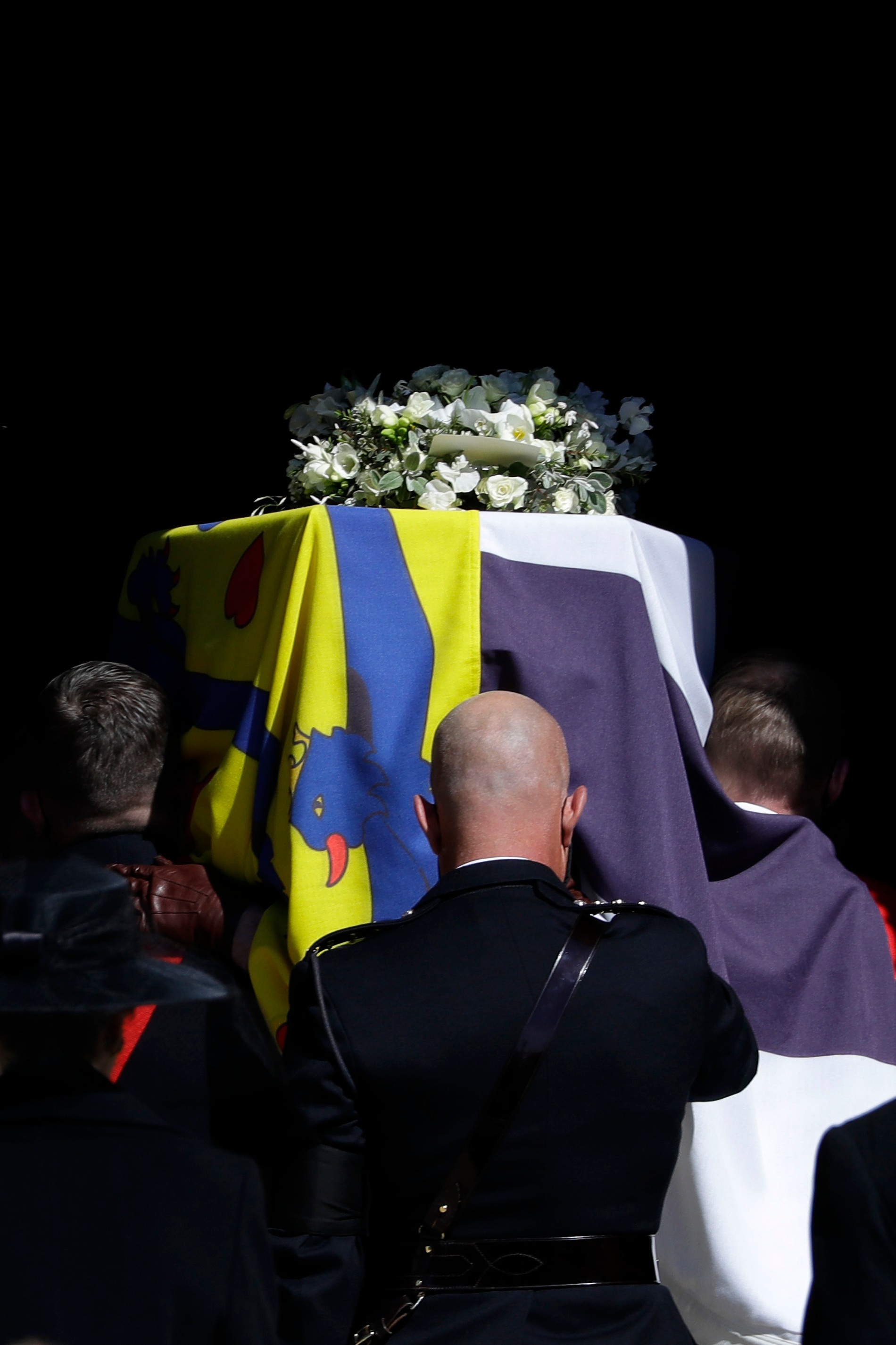 Гроб с телом Филиппа заносят в часовню, фото: Getty