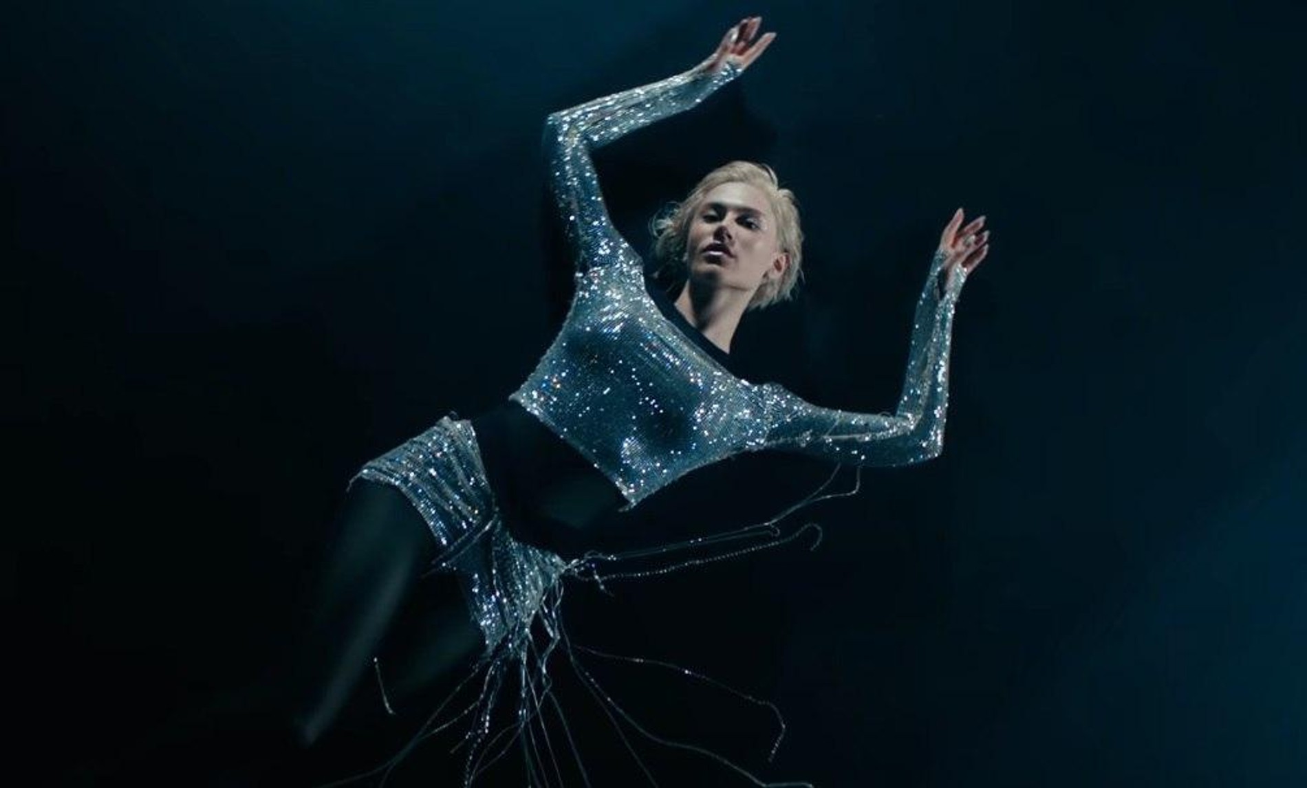 Скрин из клипа Элены Цагрину