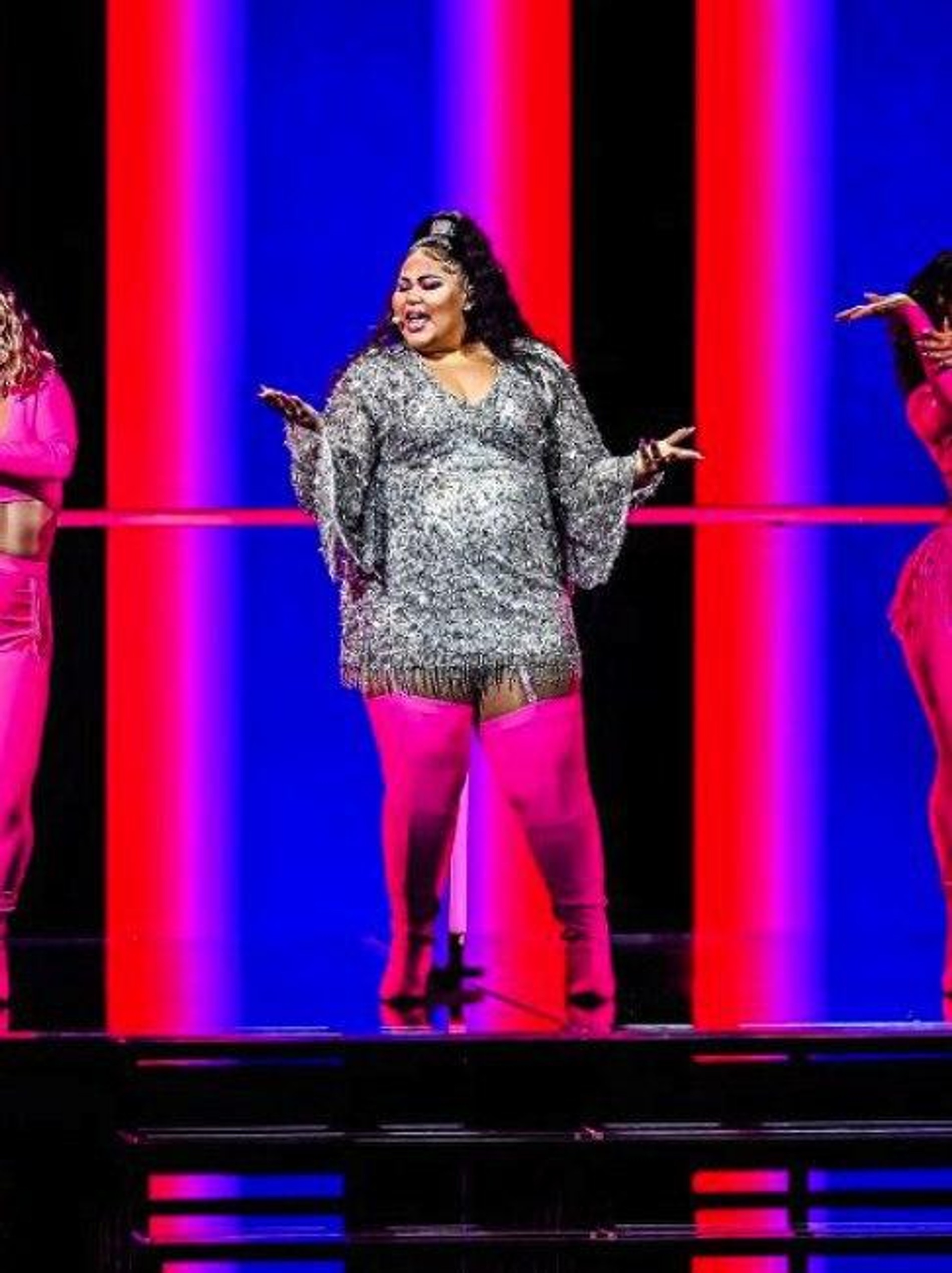 Скрин из выступления Дестини Чукуньере