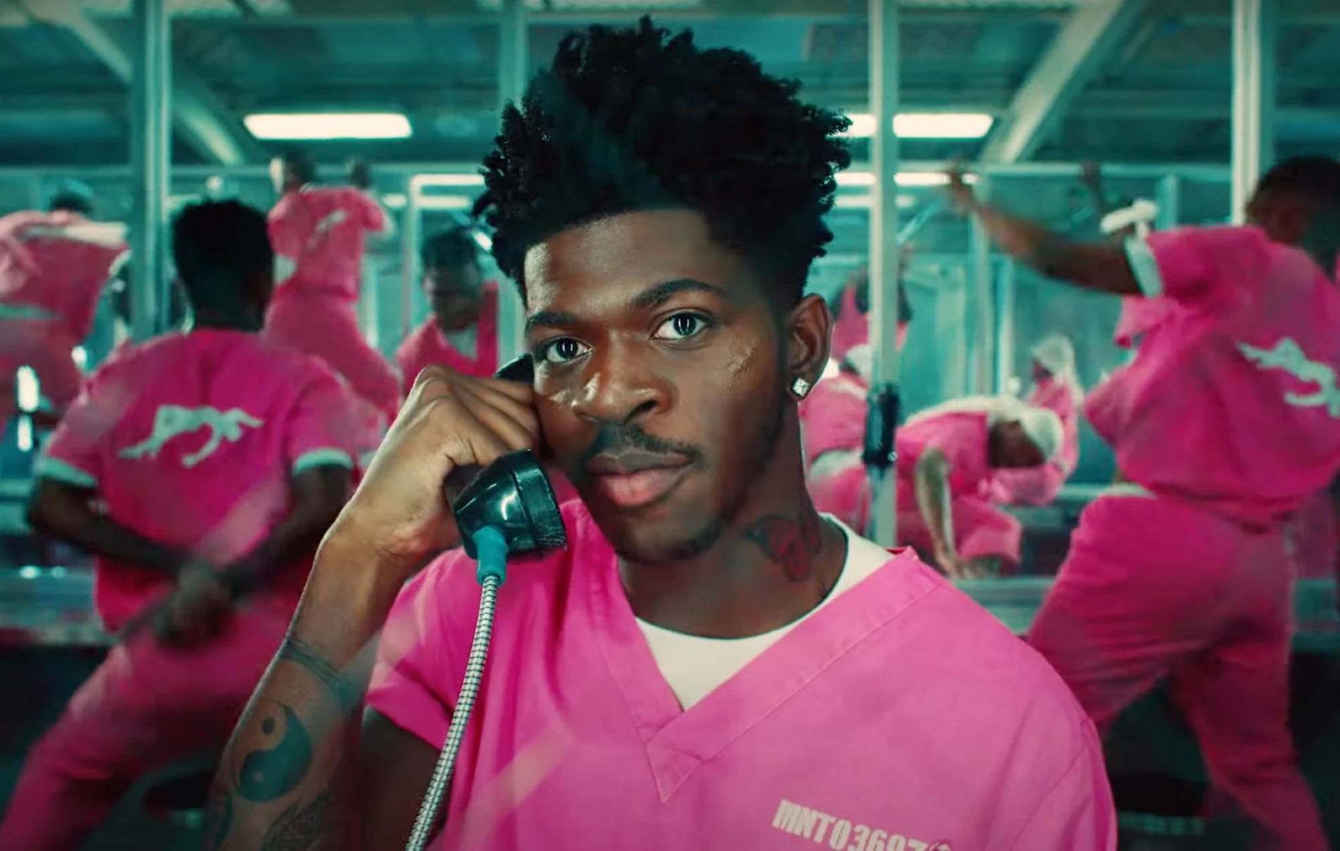 Голые танцы и побег из тюрьмы: Lil Nas X выпустил новый скандальный клип