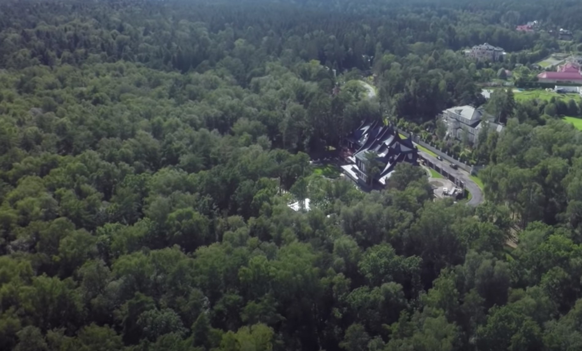 Дом Лепса в поселке «Третья охота».
Фото: youtube.com/Yury Ryabokon