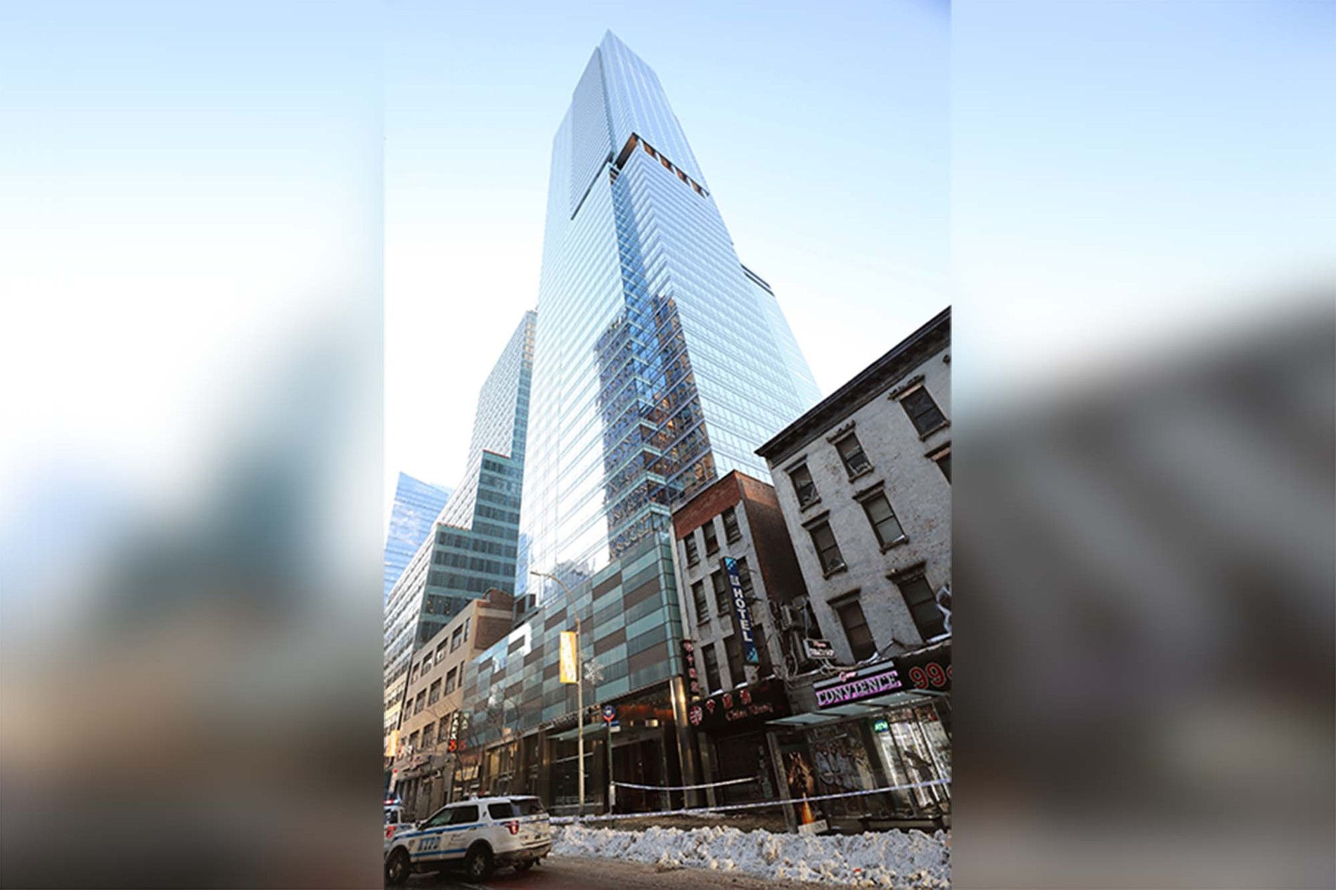 Небоскреб, у которого нашли тело девушки.
Фото © G.N.Miller / NYPost