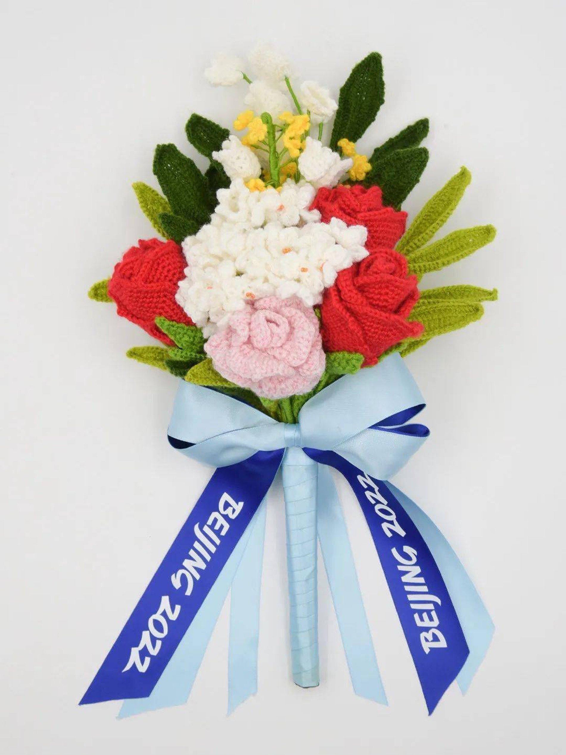 Цветы из кашемира, связанные вручную