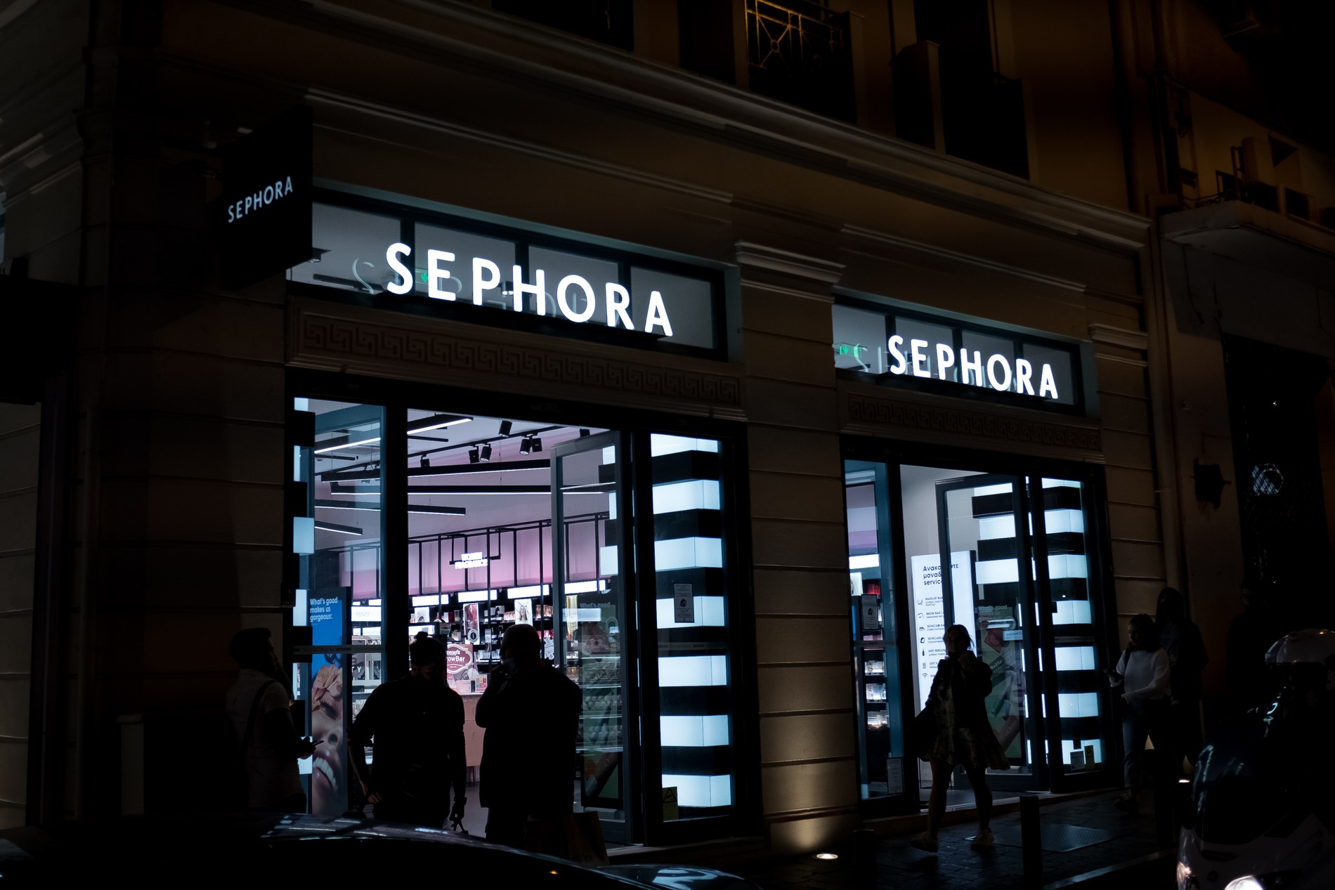 Sephora закрывает магазины косметики в России и прекращает онлайн-продажи