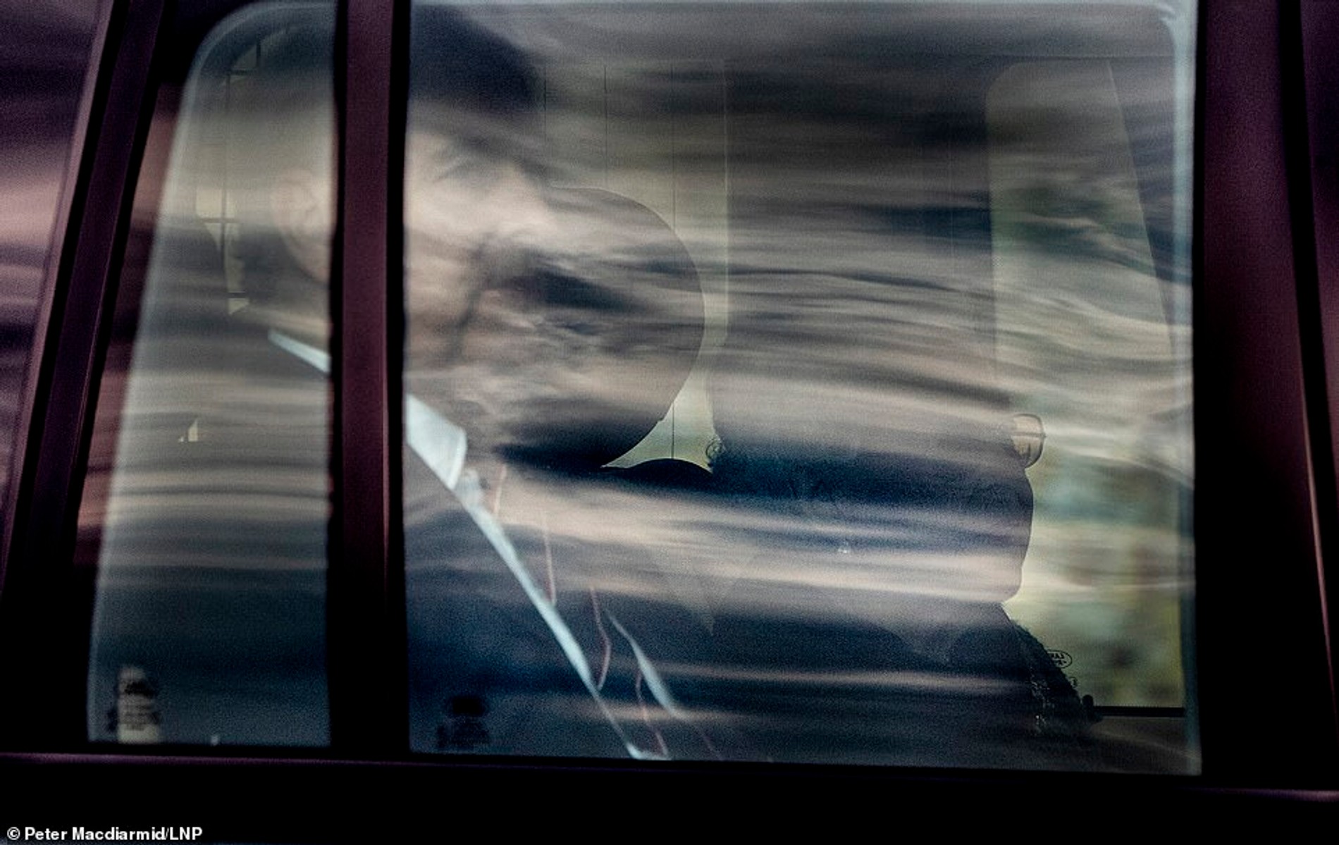 Принц Эндрю и Елизавета II по дороге в аббатство
Фото: MailOnline