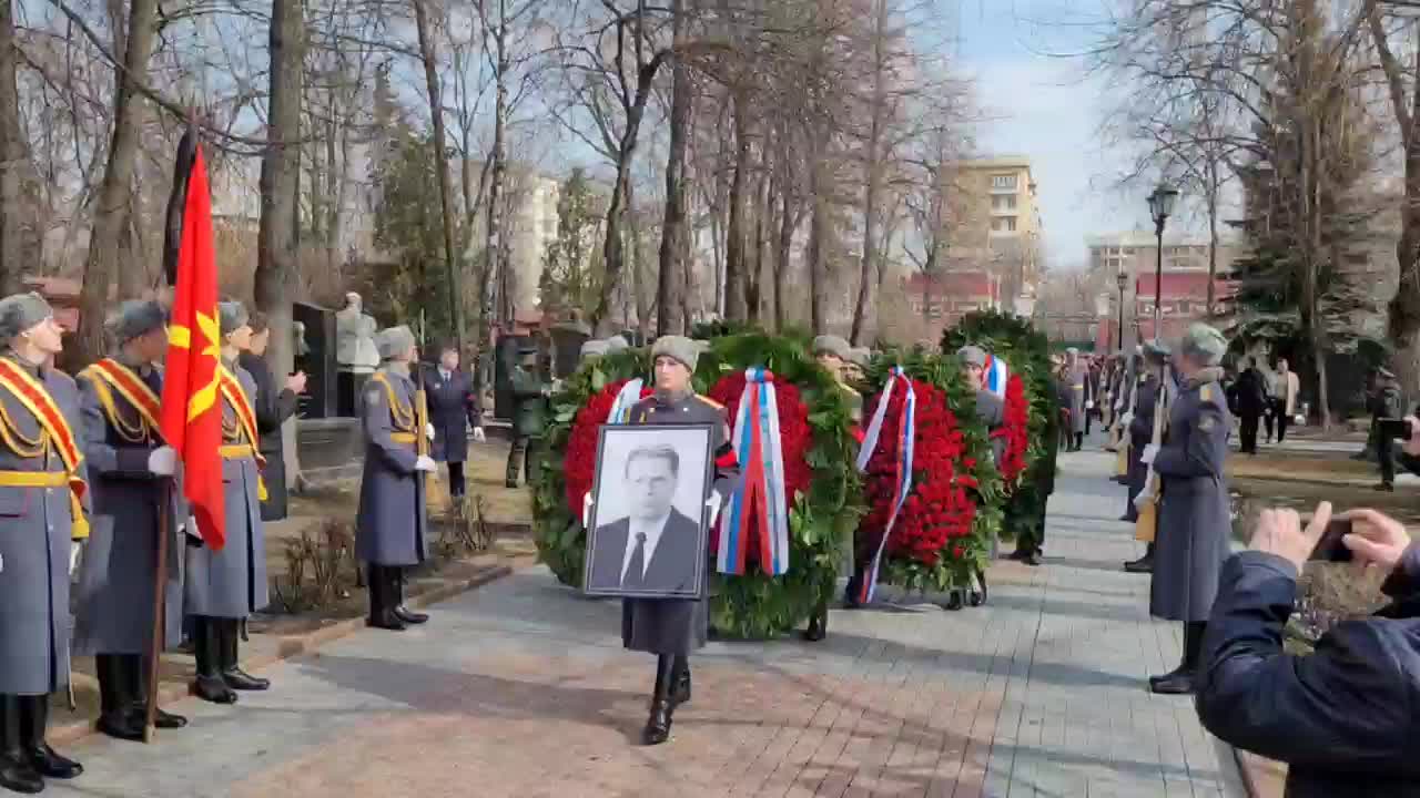 Похорон фото видео. Владимир Жириновский Новодевичье кладбище. Похороны Жириновского на Новодевичьем. Похороны Жириновского Владимира Вольфовича на Новодевичьем кладбище. Новодевичье кладбище в Москве могила Жириновского.