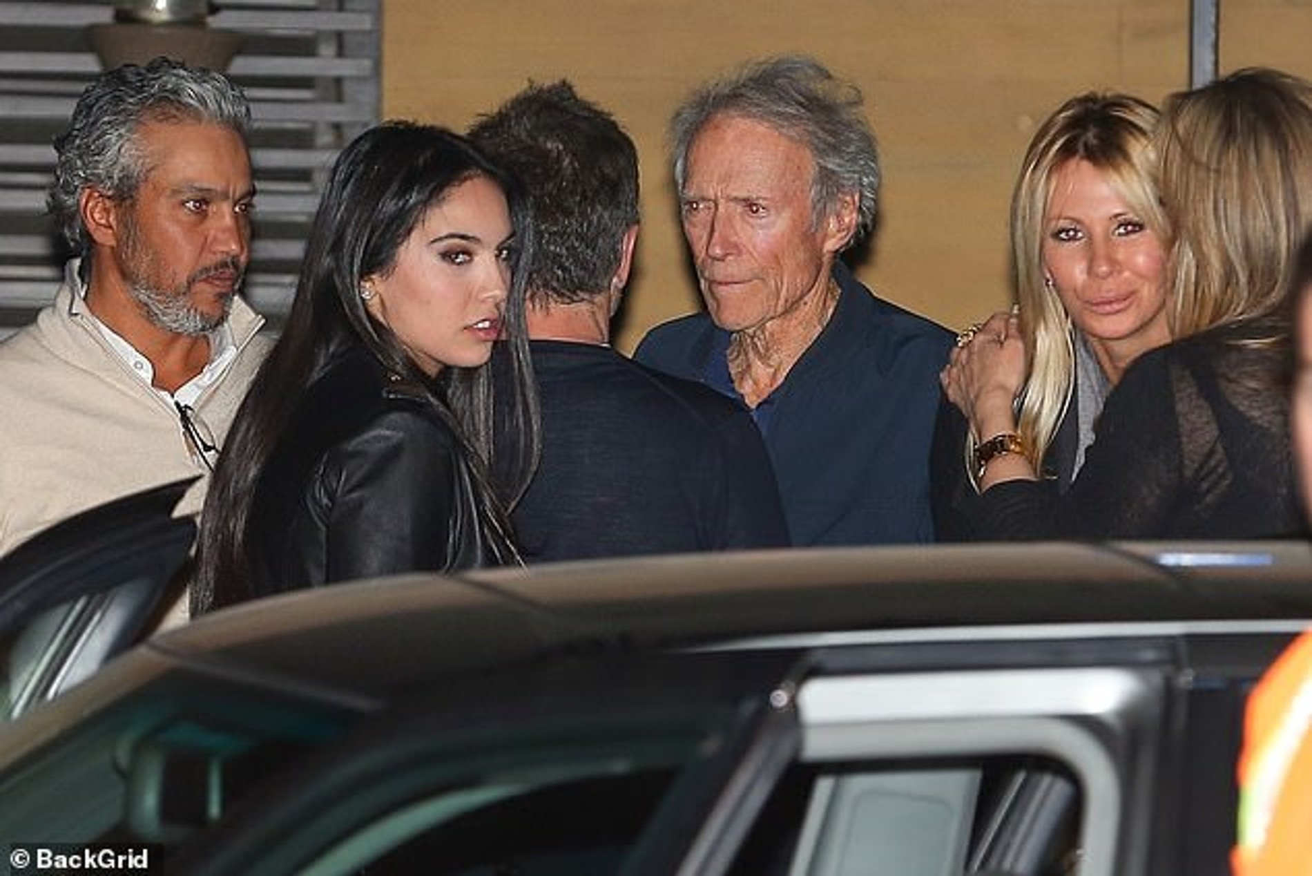 Фалах Альфаллах (слева), Нур Альфаллах и Клинт Иствуд. Фото: BackGrid