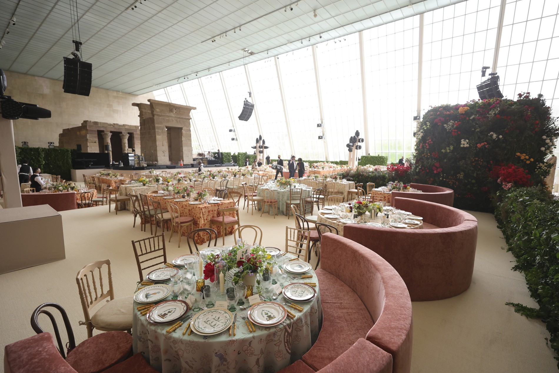 Сервировка столов на благотворительном ужине Met Gala 2022
Фото: Getty Images