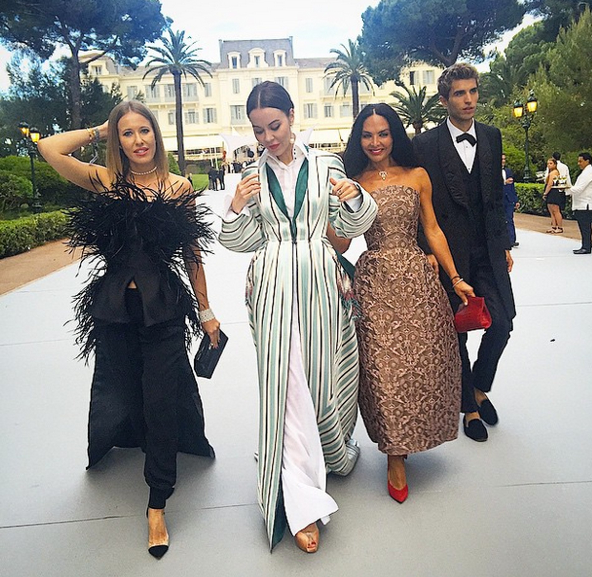 Ксения Собчак, Ульяна Сергеенко, Миранда Мирианашвили и Фрол Буримский на вечере amfAR, 2015