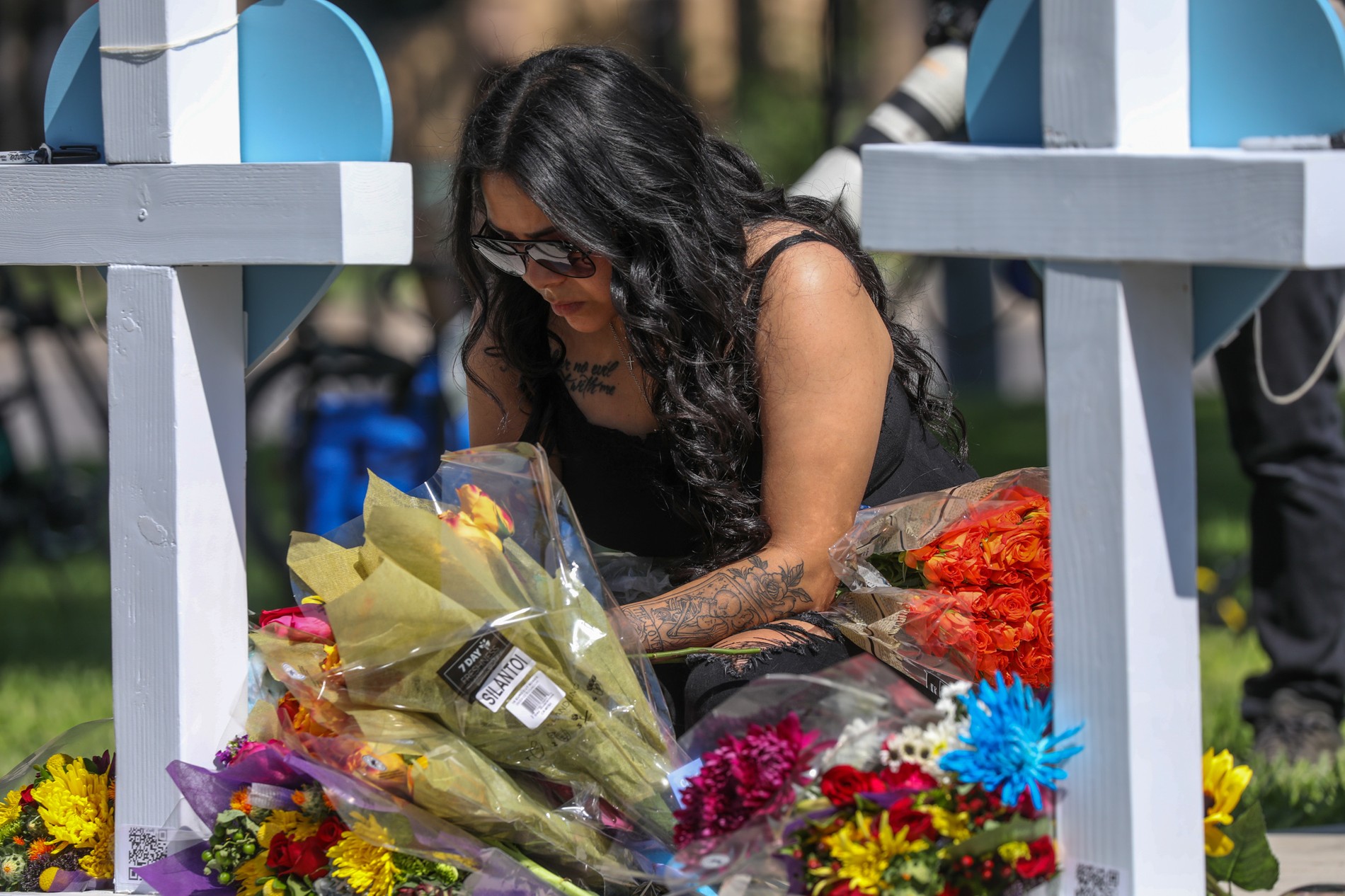 Возложение цветов после обстрела школы в Техасе
Фото © Getty Images