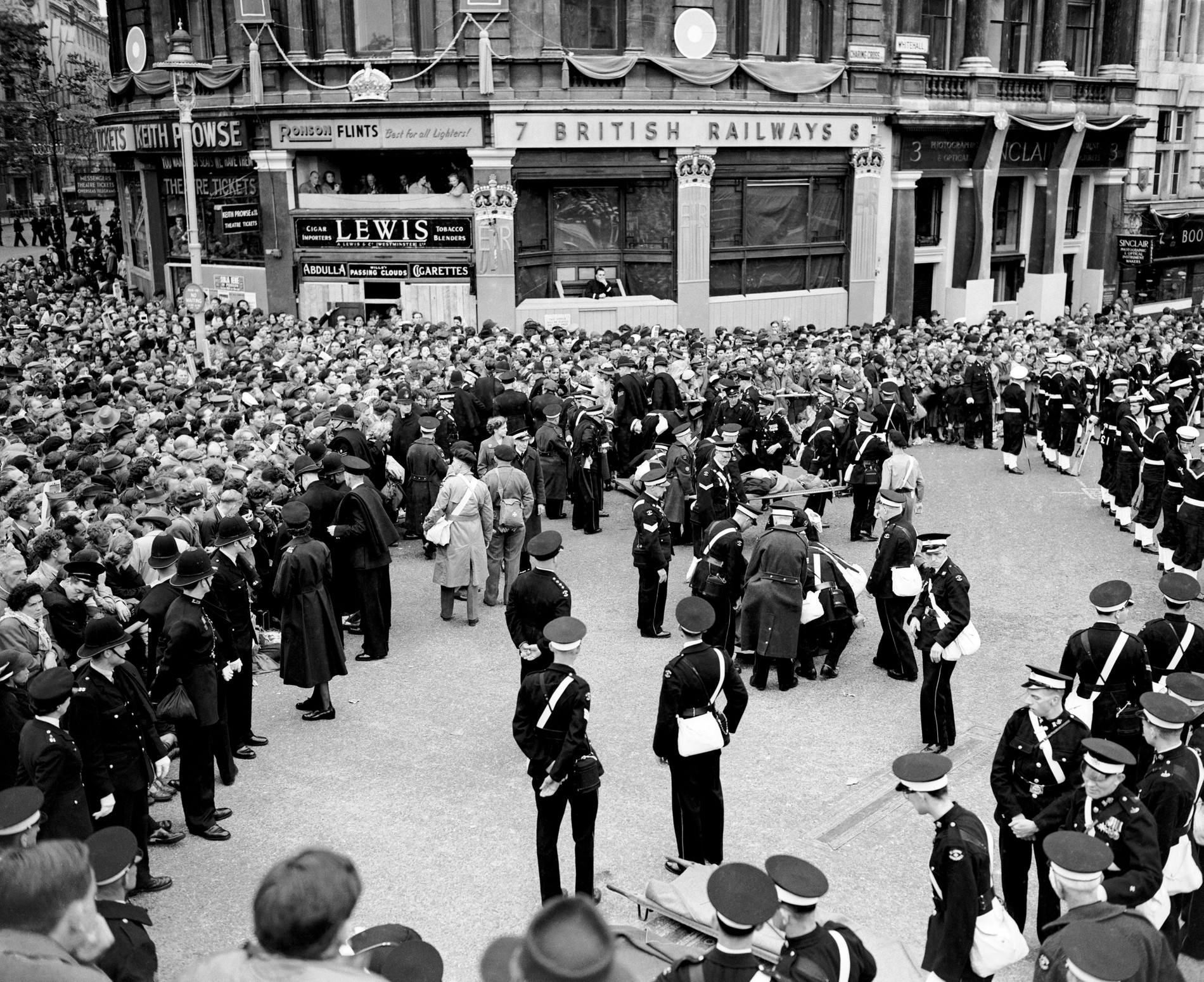 Врачи скорой помощи оказывают помощь людям, потерявшим сознание в процессии в честь коронации Елизаветы ll, 1952 год