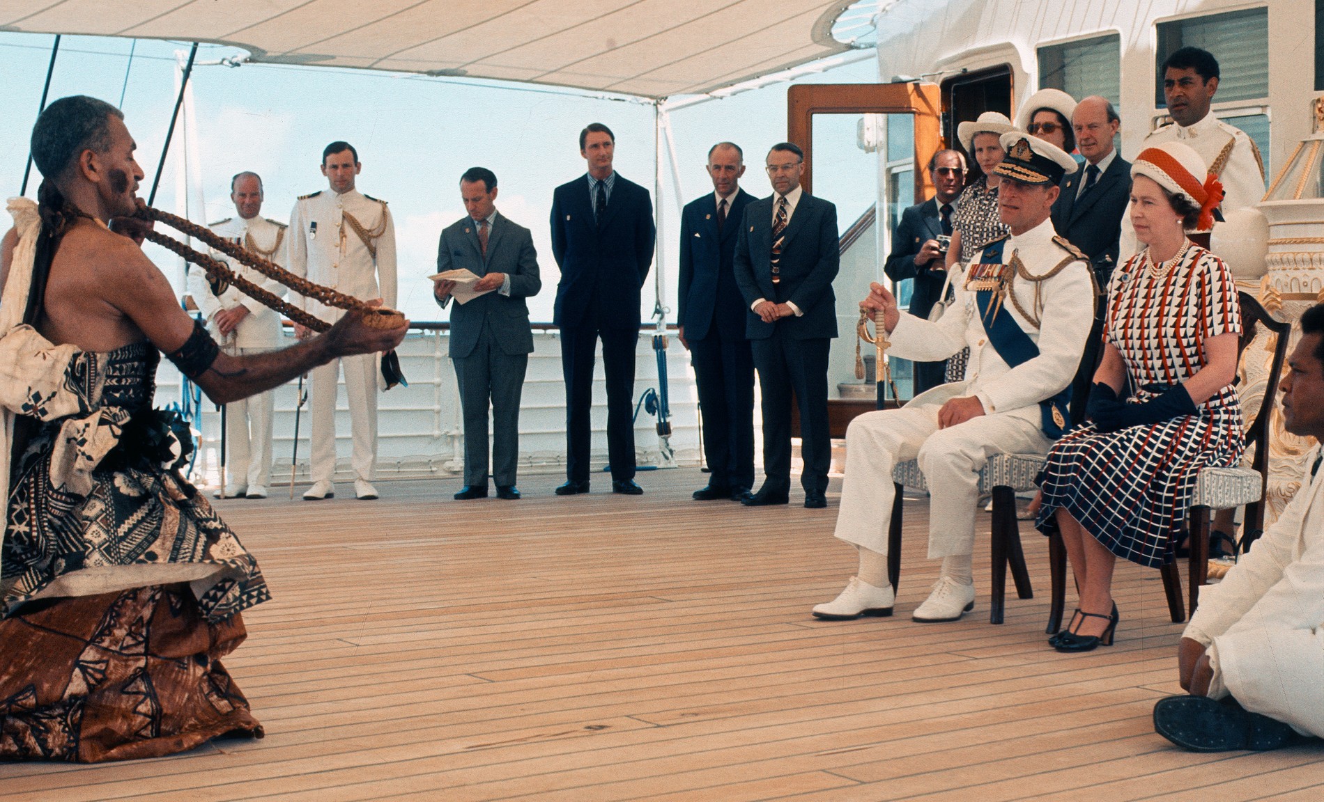 Елизавета II и герцог Эдинбургский на яхте «Британия» у остров Фиджи, 1977 год