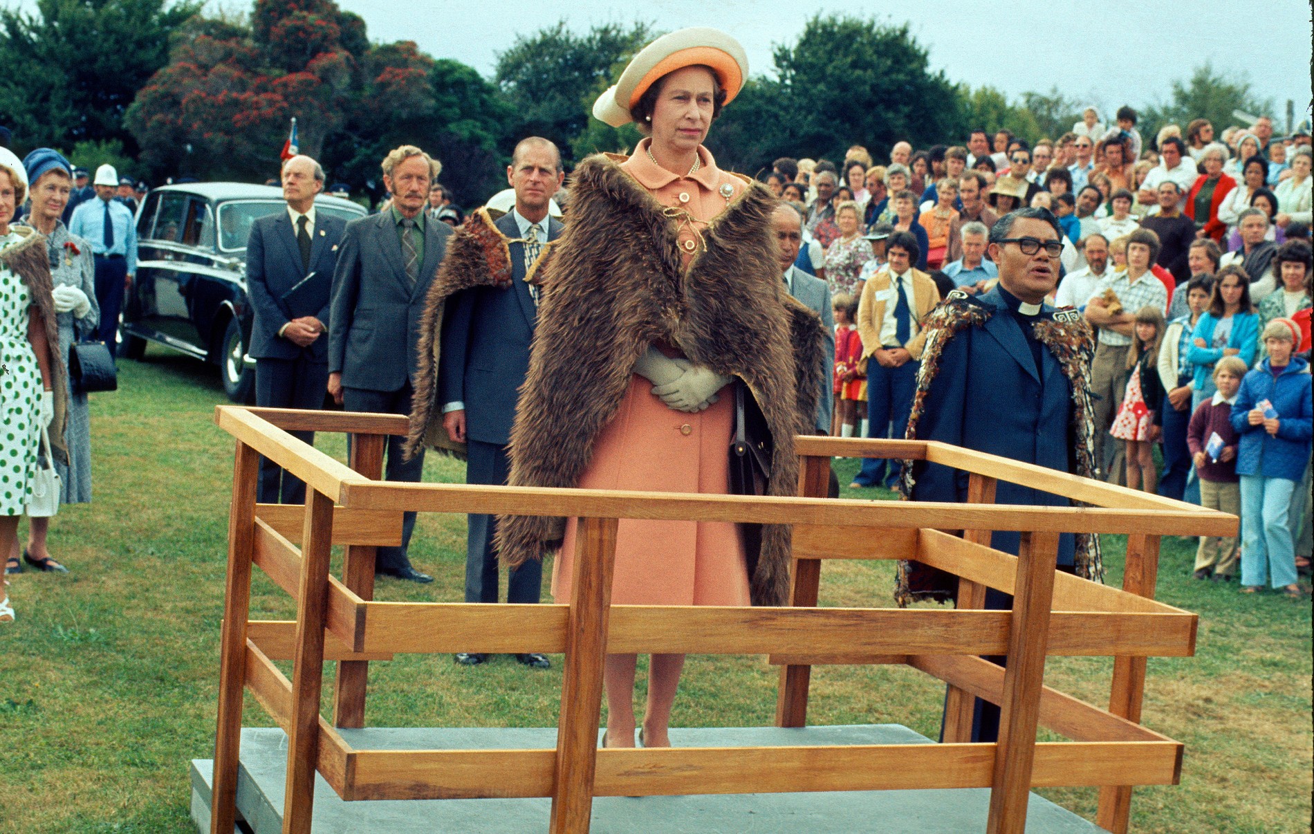 Королева в традиционной накидке маори в Новой Зеландии, 1977 год