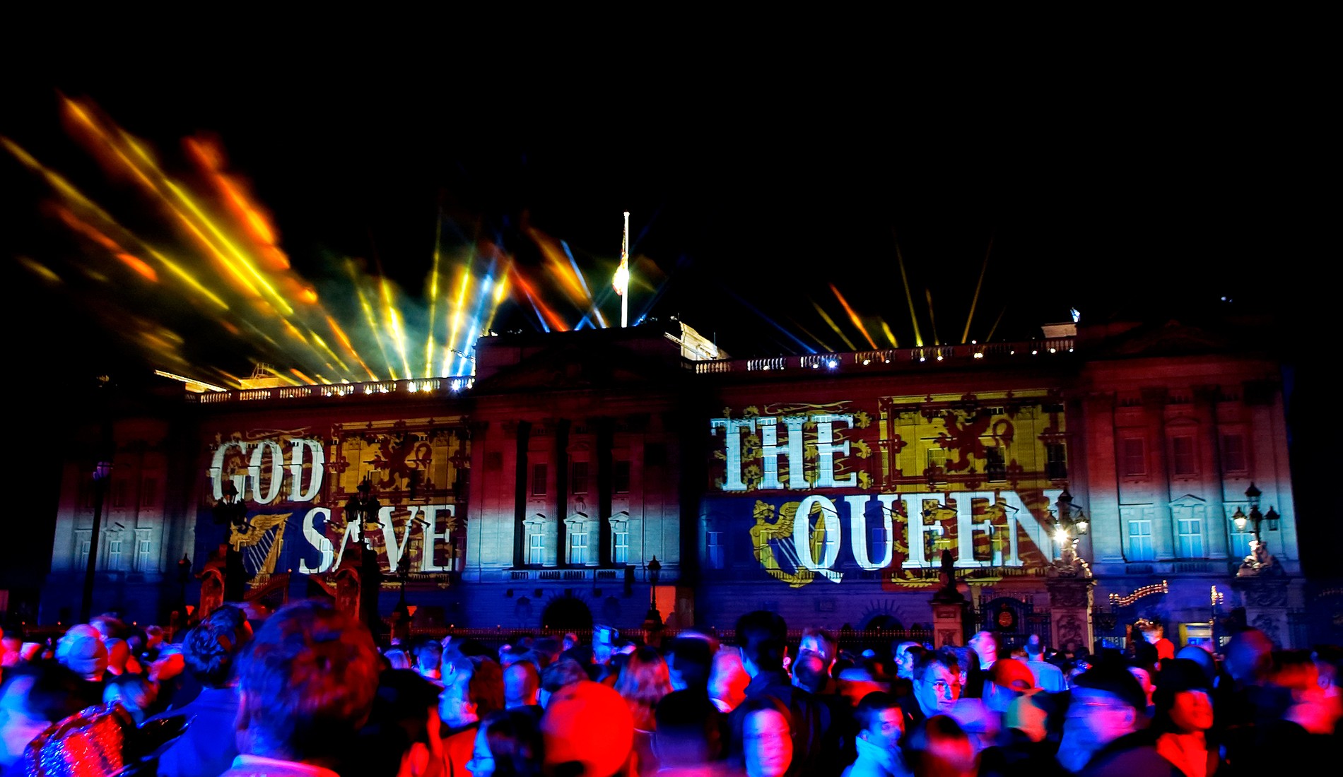 «Боже, храни королеву!» — инсталляция на Букингемском дворце, 2002 год