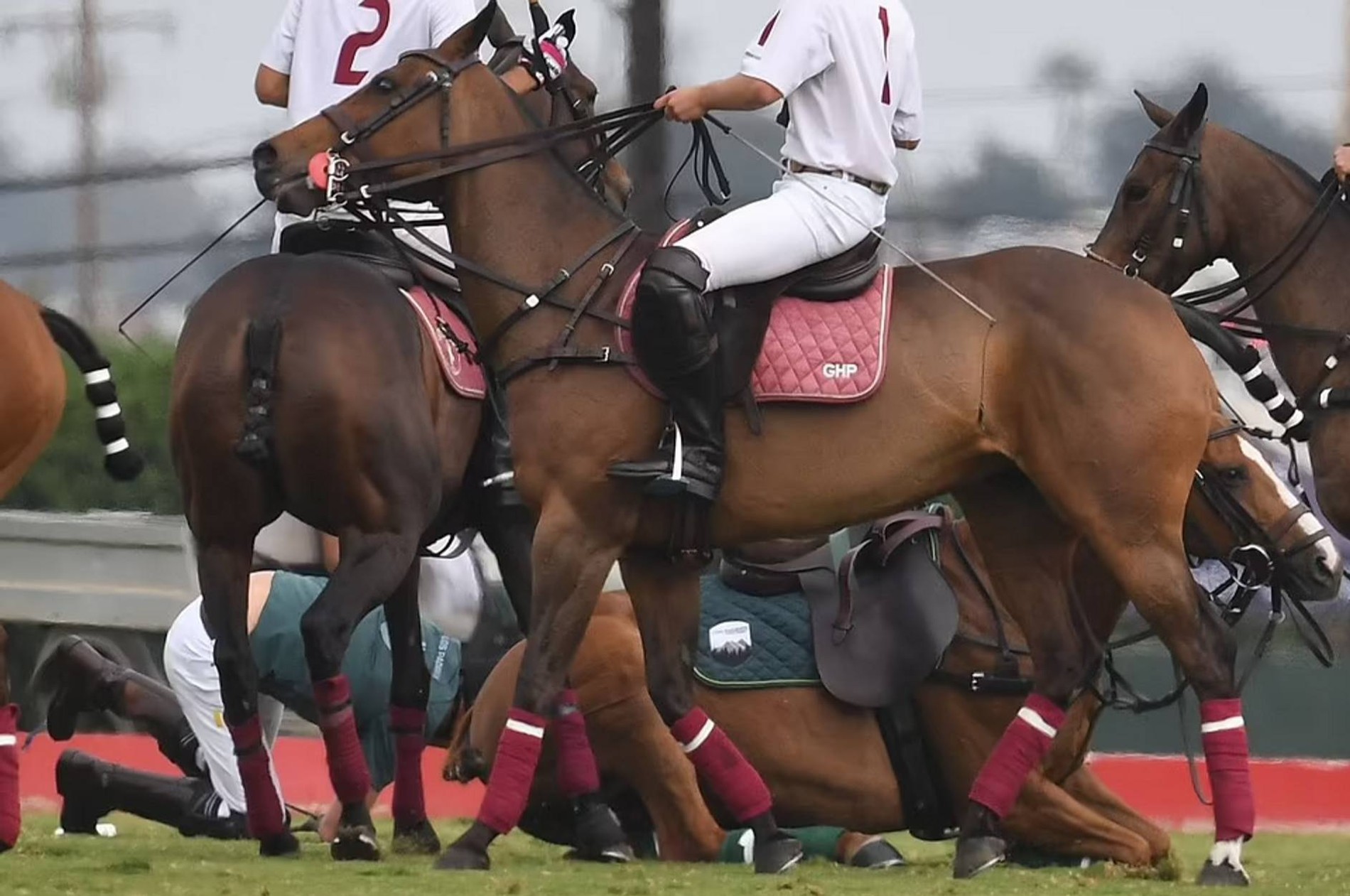 Принц Гарри слева на земле
Фото: Daily Mail