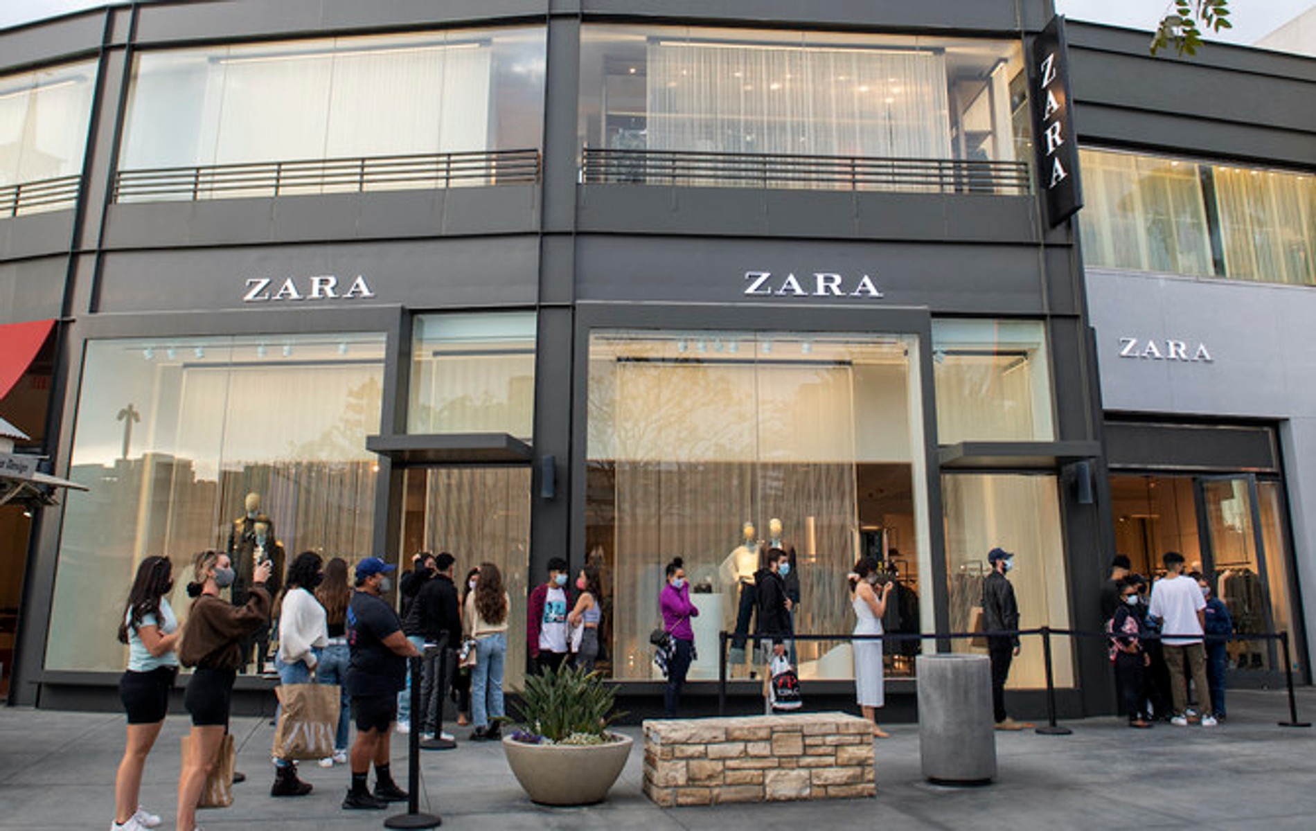 «Вы должны извиниться»: в Твиттере устроили бойкот Zara